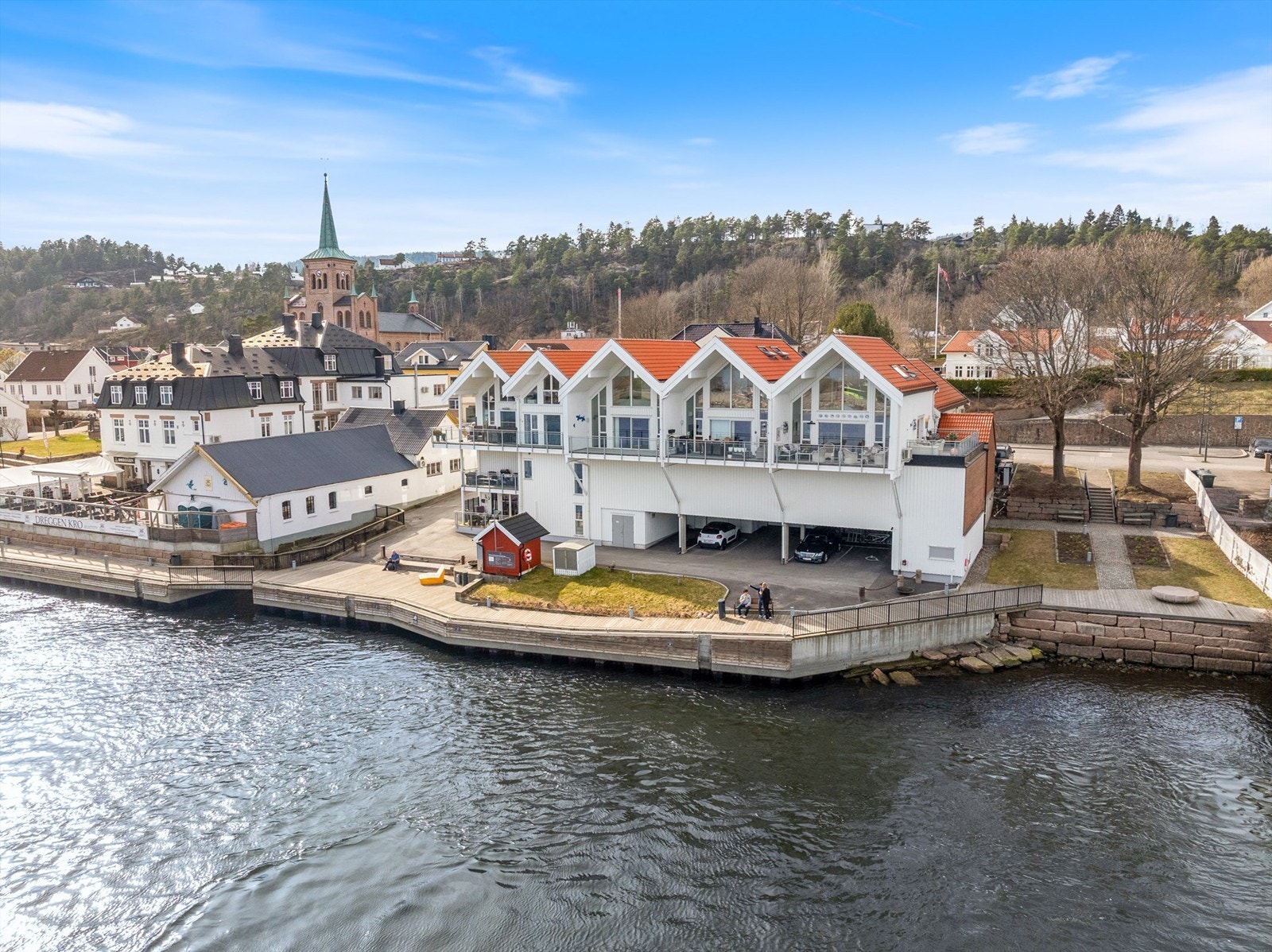 Kystlinjen langs Svelvik gir gode muligheter for både bade- og båtliv sommerstid Galleribilde