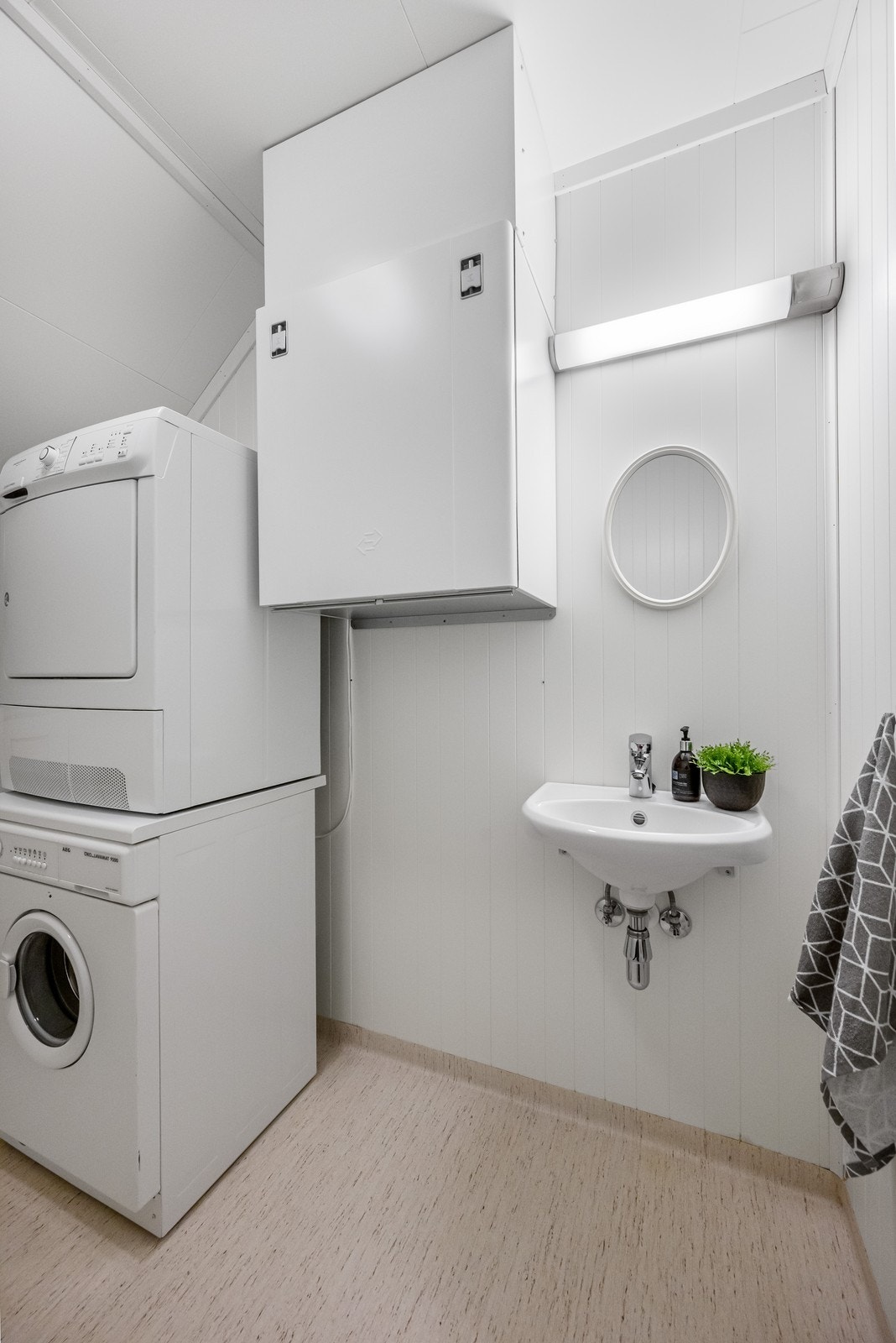 Her er også aggregatet til boligens oppgraderte balanserte ventilasjonssystemet. Galleribilde