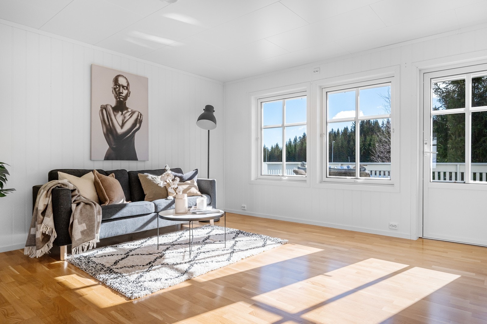 De store vinduene slipper inn mye naturlig lys. Det er montert solide persienner på utsiden. Galleribilde