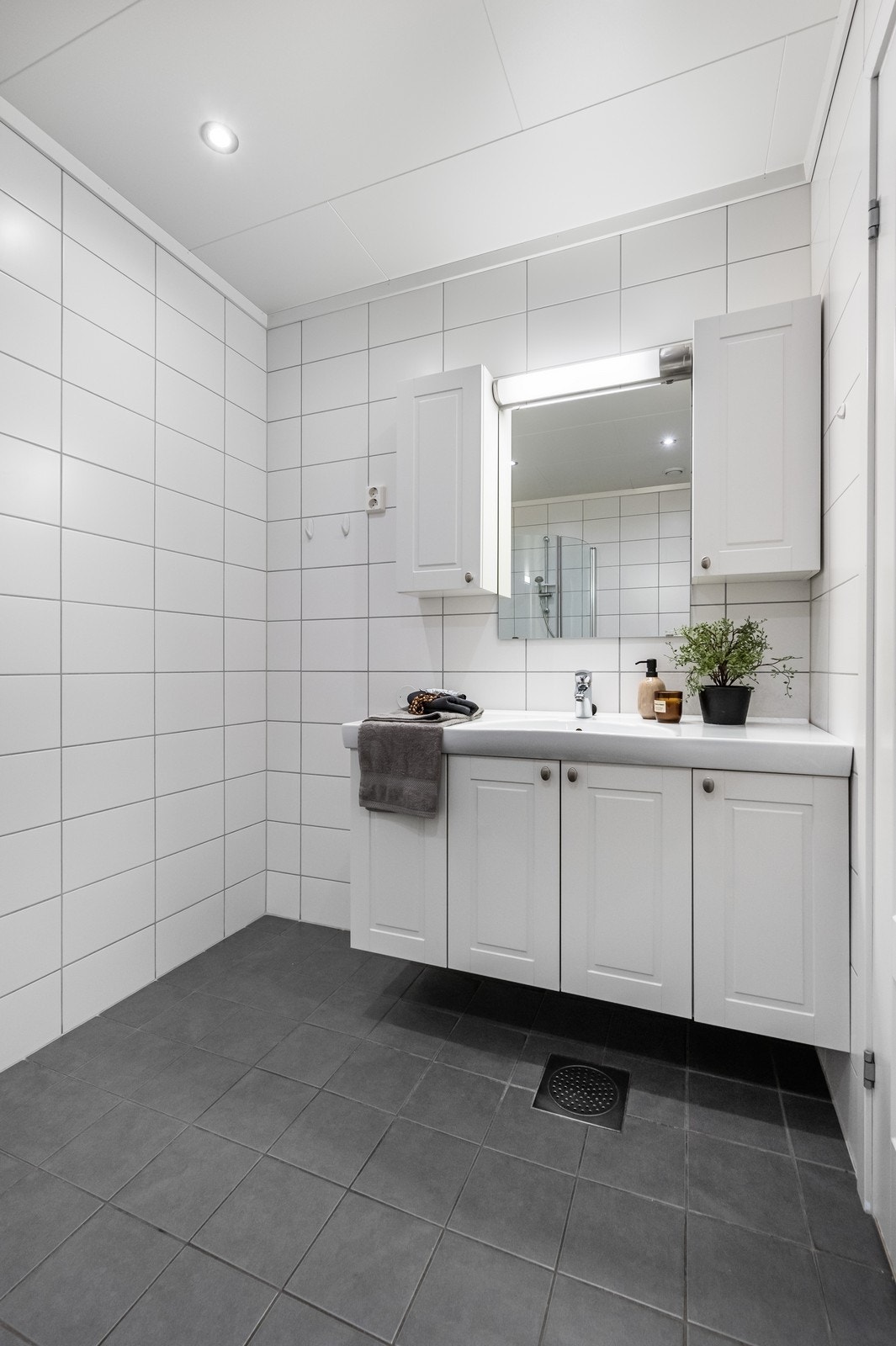 Servant med underskap og skap på hver sin side av speilet. Galleribilde