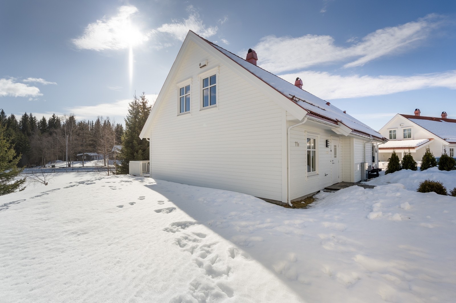 Stor og romslig hage mot skogsområde. Galleribilde