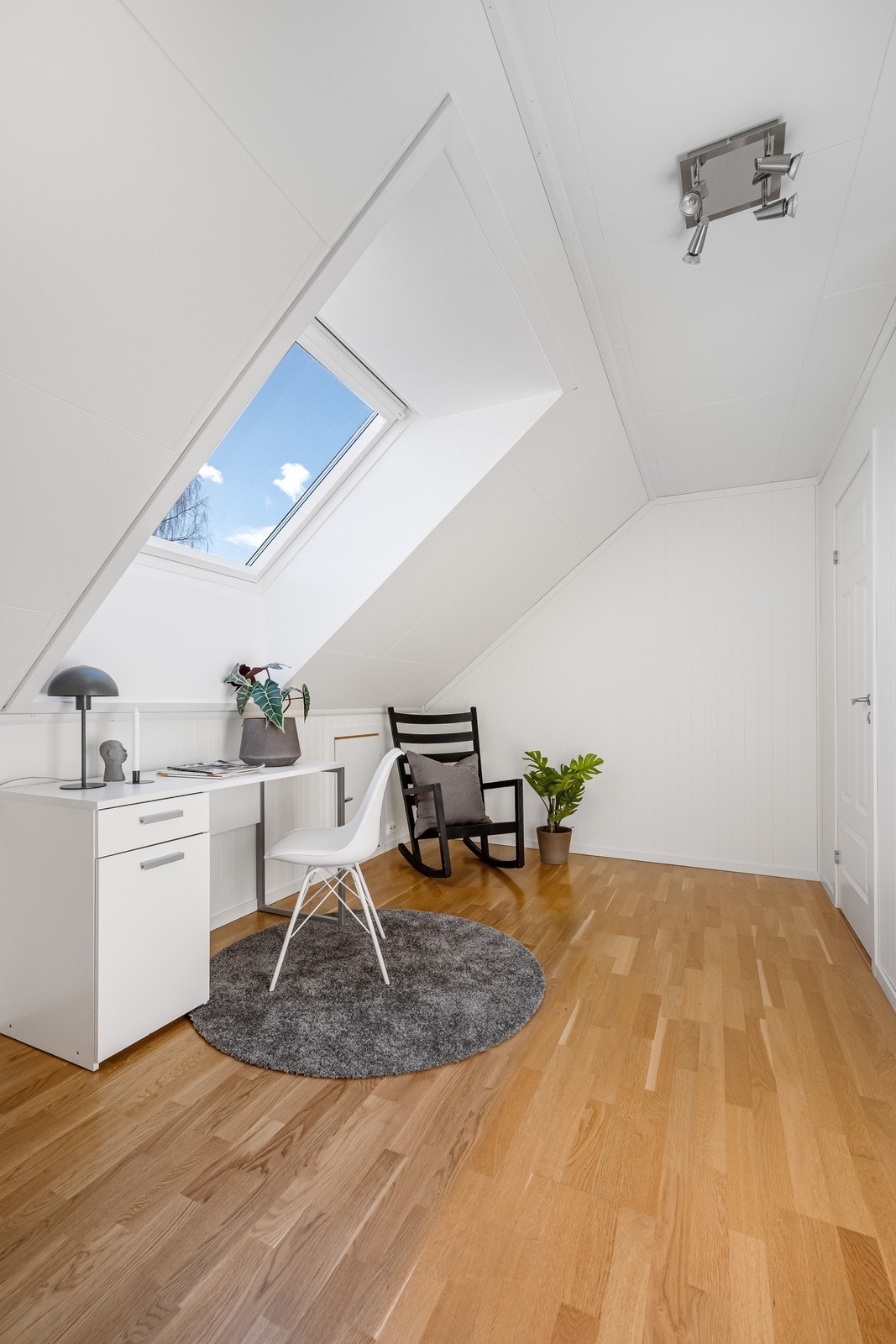 Takvinduet slipper inn mye lys her oppe. Galleribilde