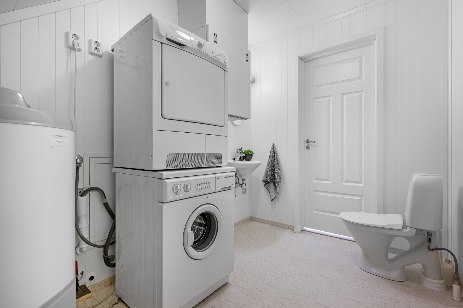 Vaskerom i 2. etasje har opplegg til vaskemaskin, toalett og vask. Galleribilde