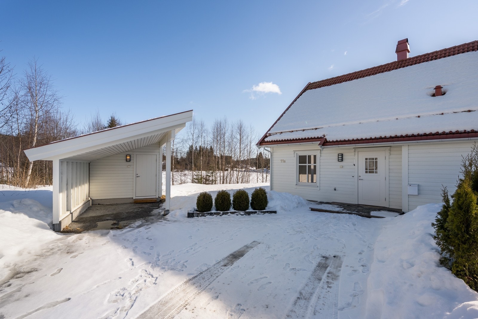 Gårdsplassen er stor og man får plass til 5-6 biler her. Galleribilde