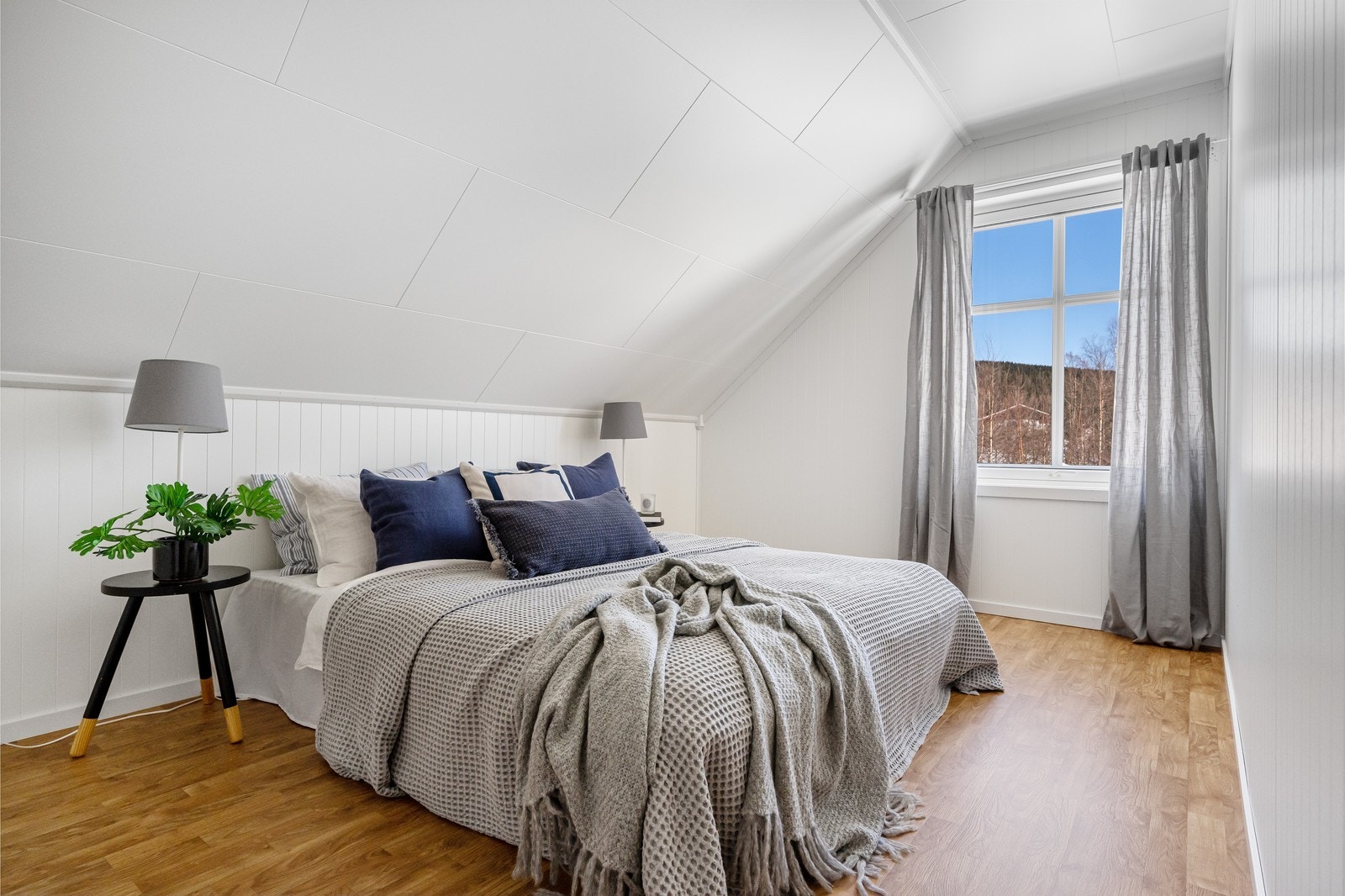 Soverom 1 har god plass og moderne overflater. Galleribilde