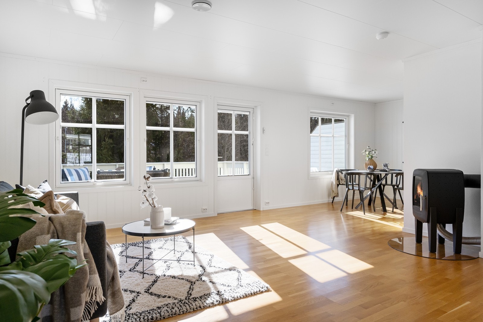 Stue med vedovn og store vindusflatersamt utgang til verandaen. Galleribilde