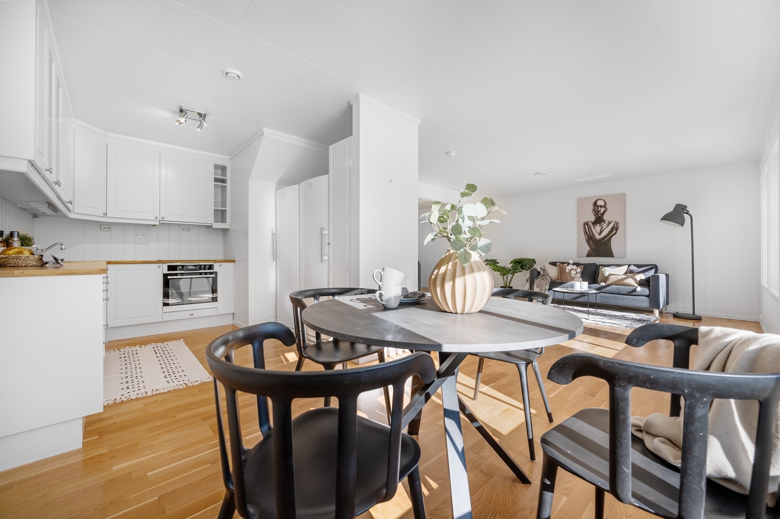 Kjøleskapet er side-by-side og frittstående. Galleribilde