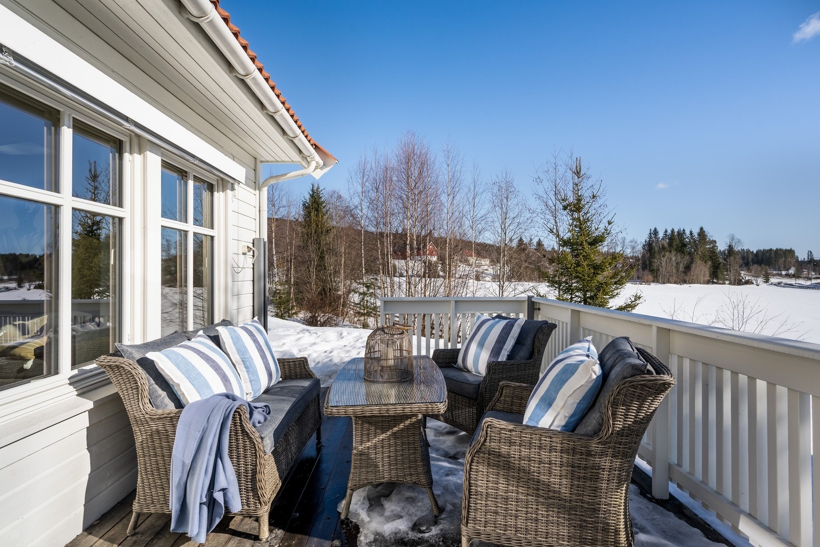 Direkte adkomst til romslig hage og montert uttrekkbar vindskjerm på veggen. Galleribilde