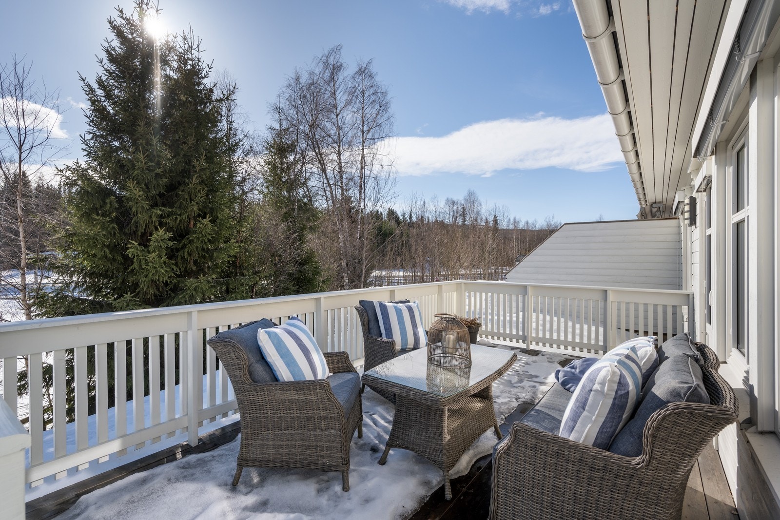 Her har man solen store deler av dagen. Levegg satt opp mot naboen. Galleribilde