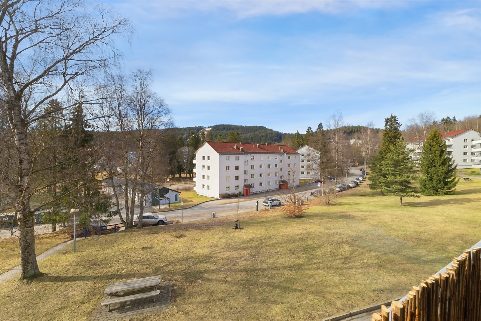 Balkongen har ettermiddags- og kveldssol. Galleribilde