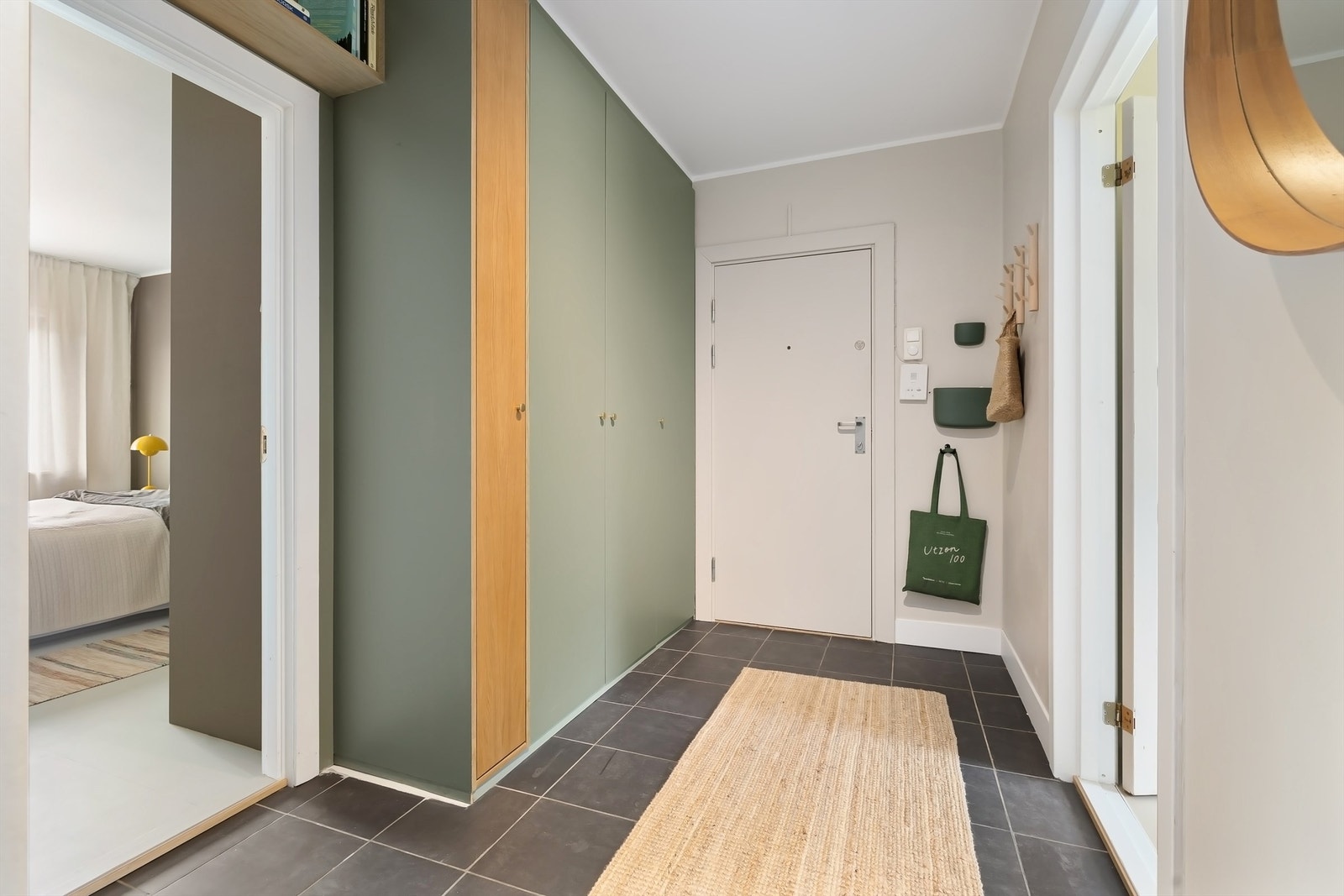 Lys og innbydende entré, med god plass til klesavheng og skotøy. Galleribilde