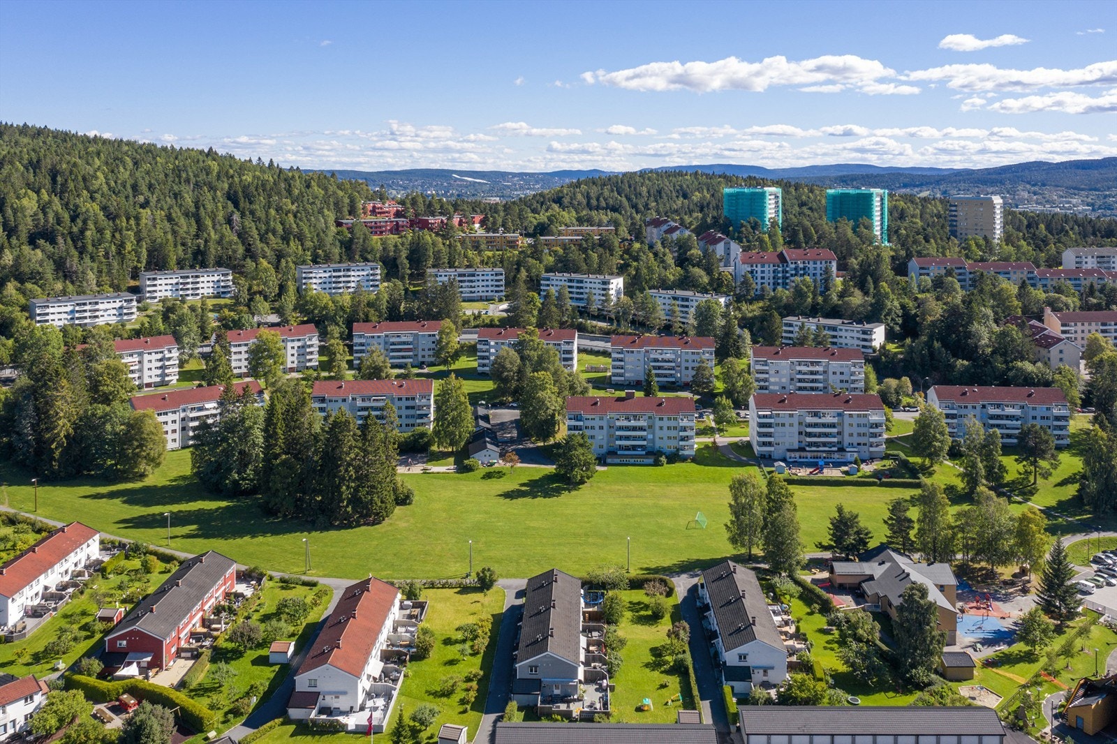 Borettslaget ligger tett opp mot Lillomarka. Galleribilde