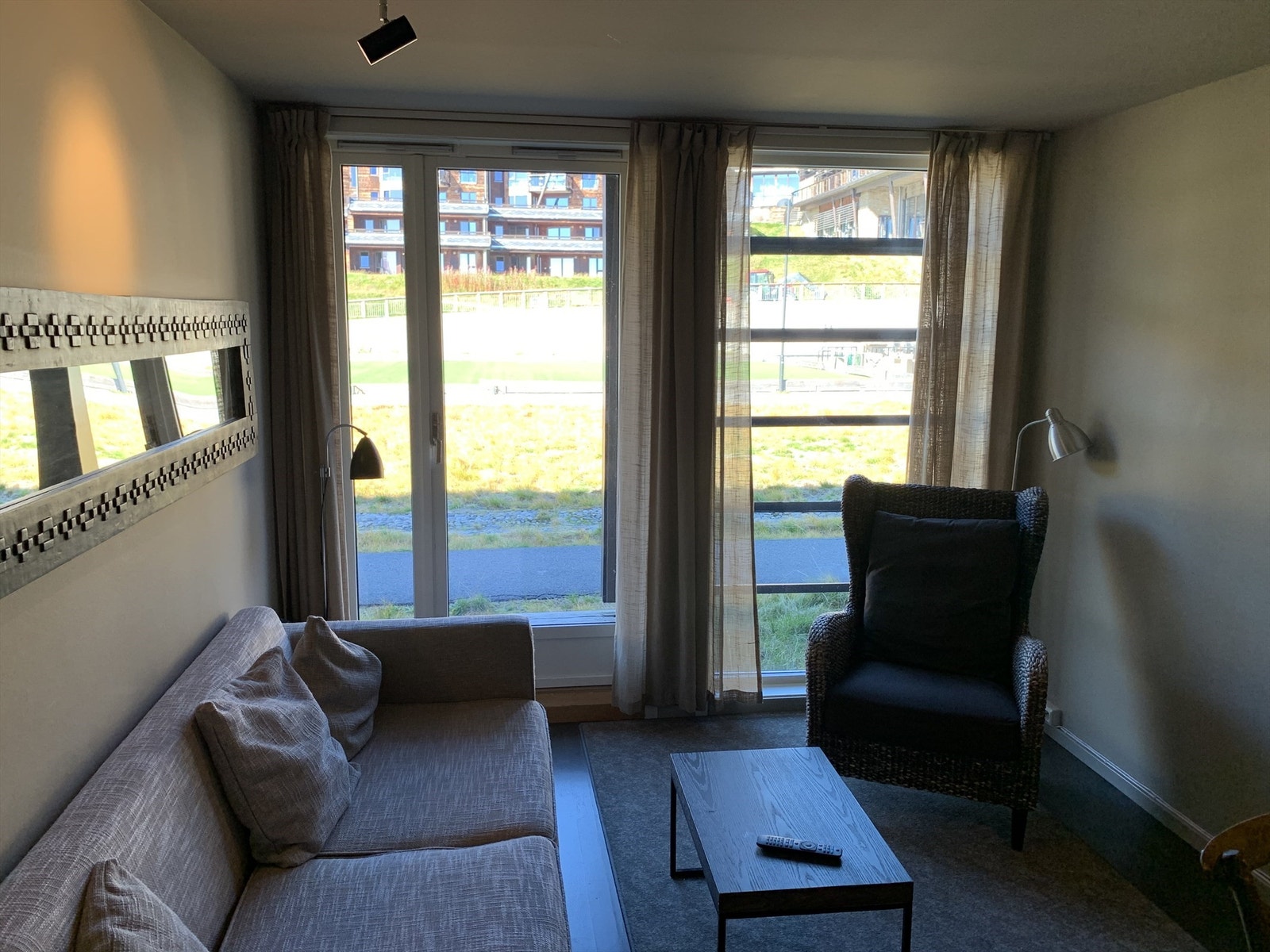 Stue med både sofasone og spisesone. Adkomst til markterrassen Galleribilde