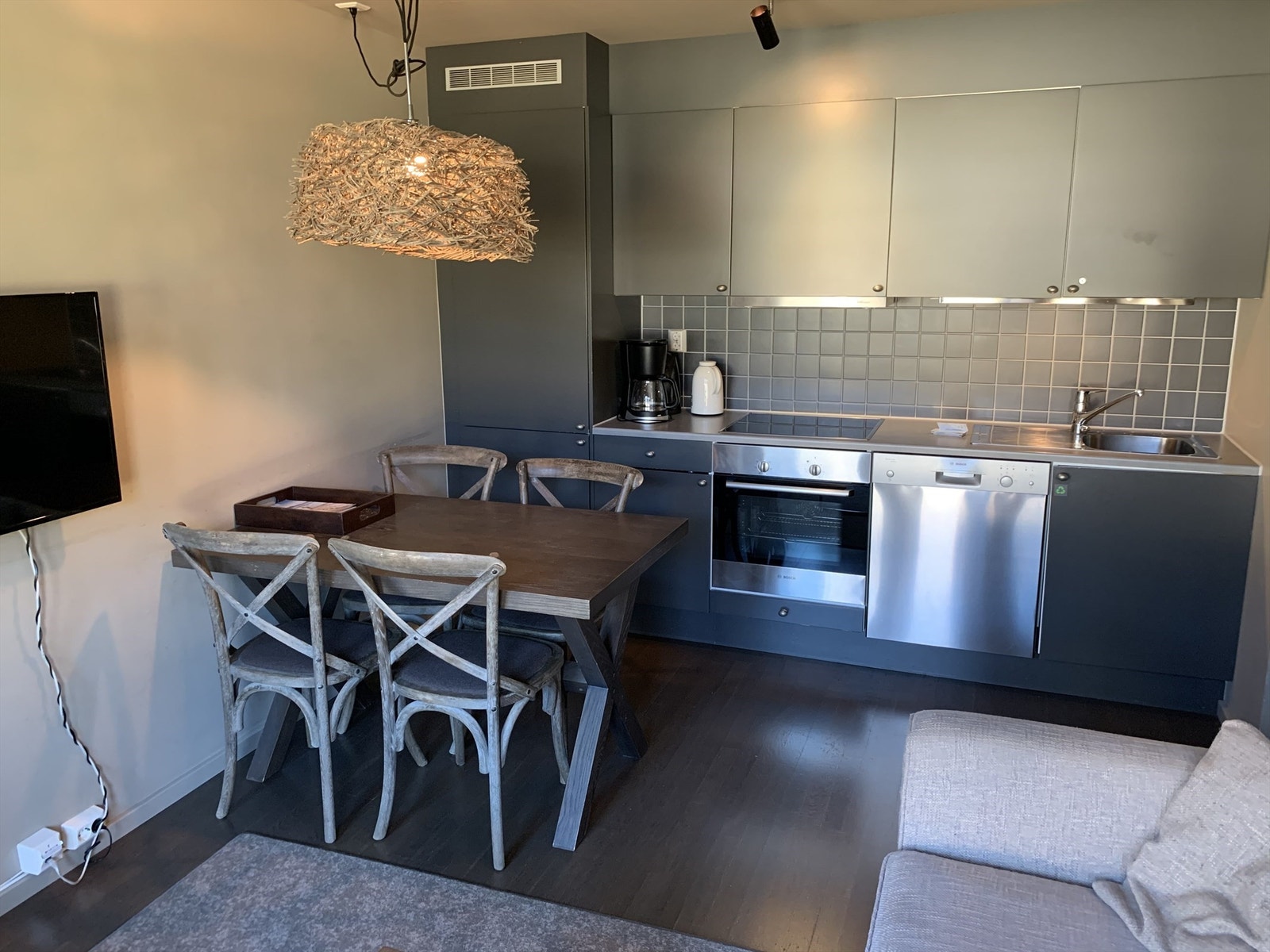 Åpen kjøkkenløsning med integrerte hvitevarer. God spiseplass Galleribilde