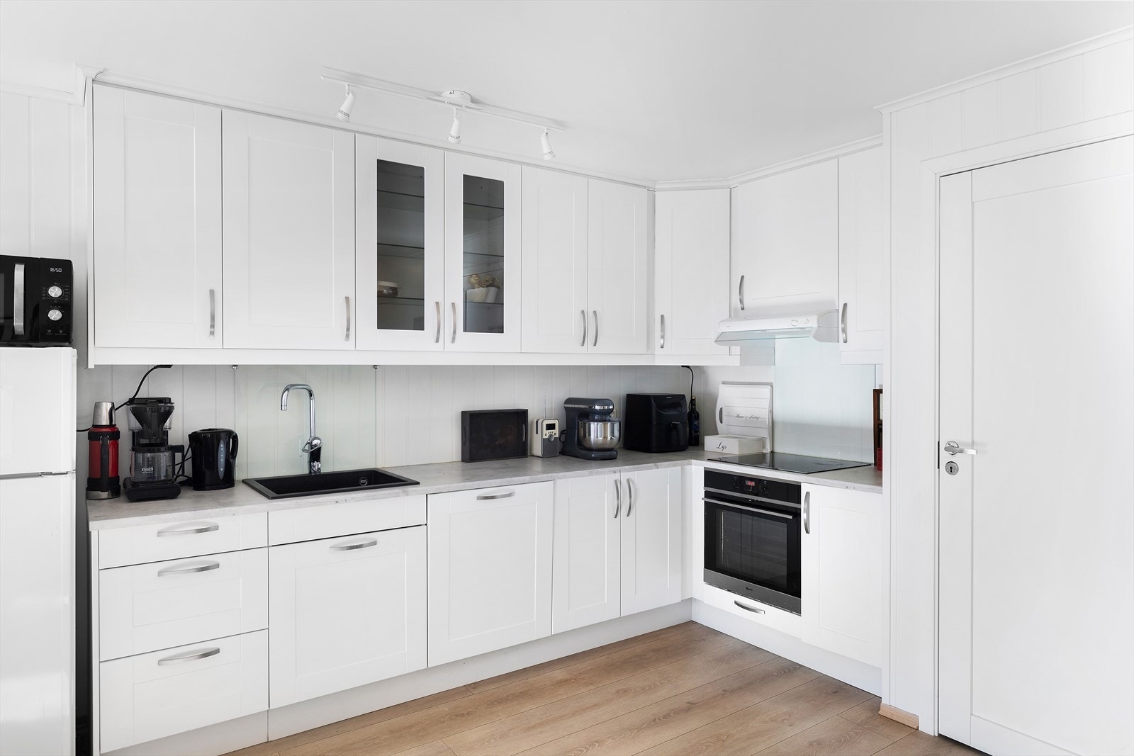 Integrerte hvitevarer som oppvaskmaskin, stekeovn og platetopp Galleribilde