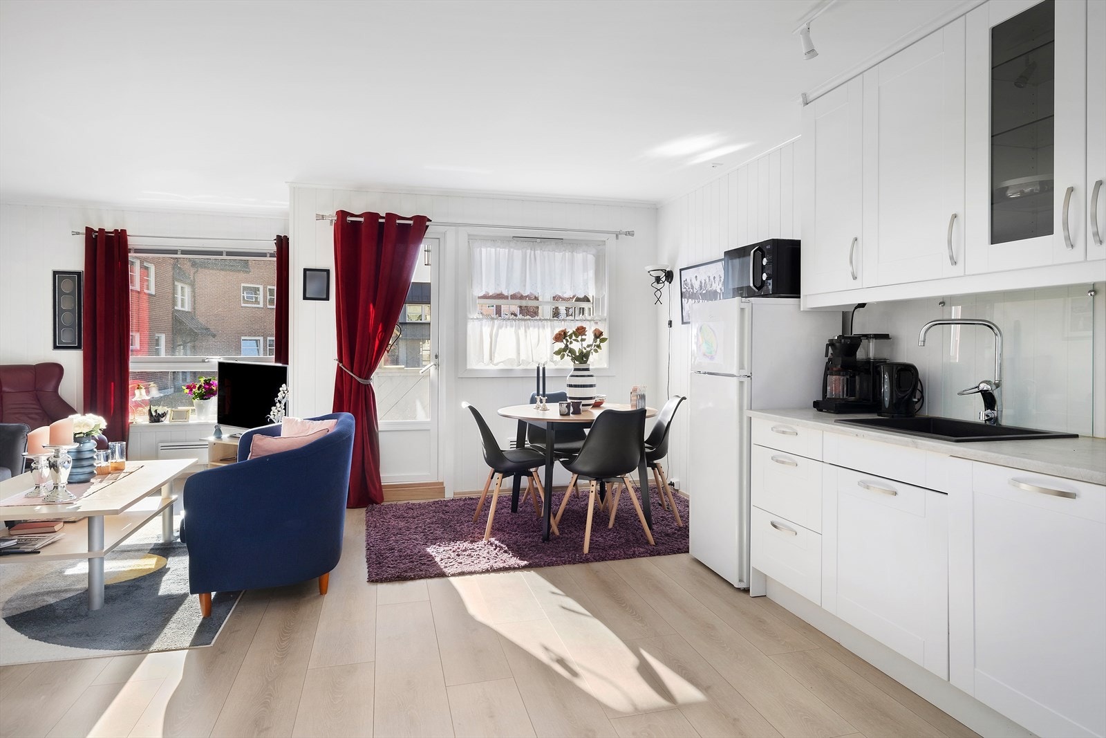 Kjøkken med hyggelig spiseplass Galleribilde