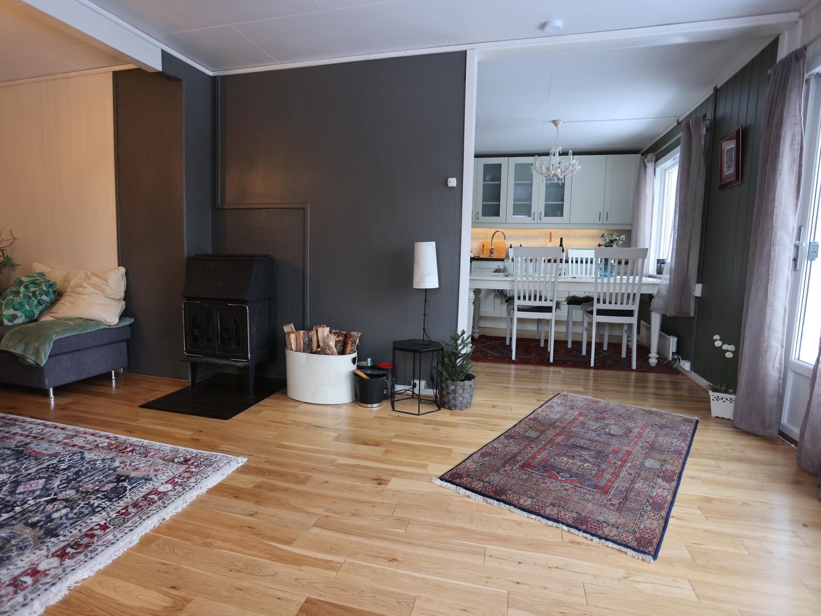 Stue med vedfyring Galleribilde