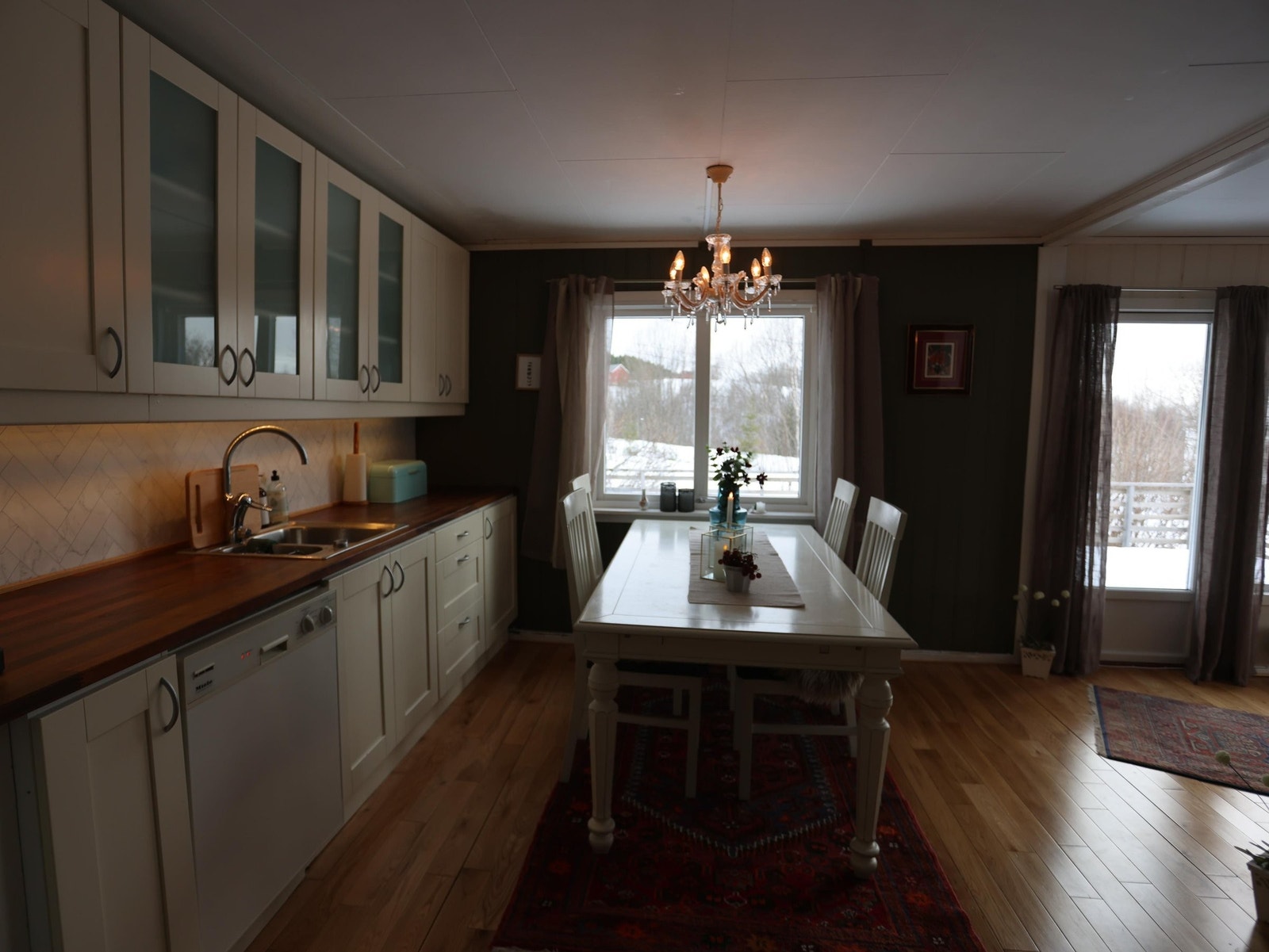 Kjøkken med oppvaskmasin, kjøl/frys, komfyr Galleribilde