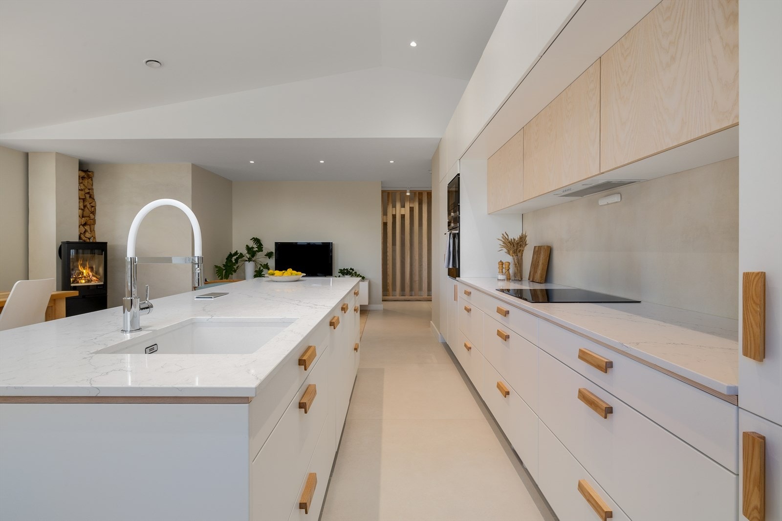 Kjøkkenet er stilfullt innredet med kvalitetsmaterialer, rikelig med skap- og benkeplass, samt integrerte hvitevarer. Galleribilde