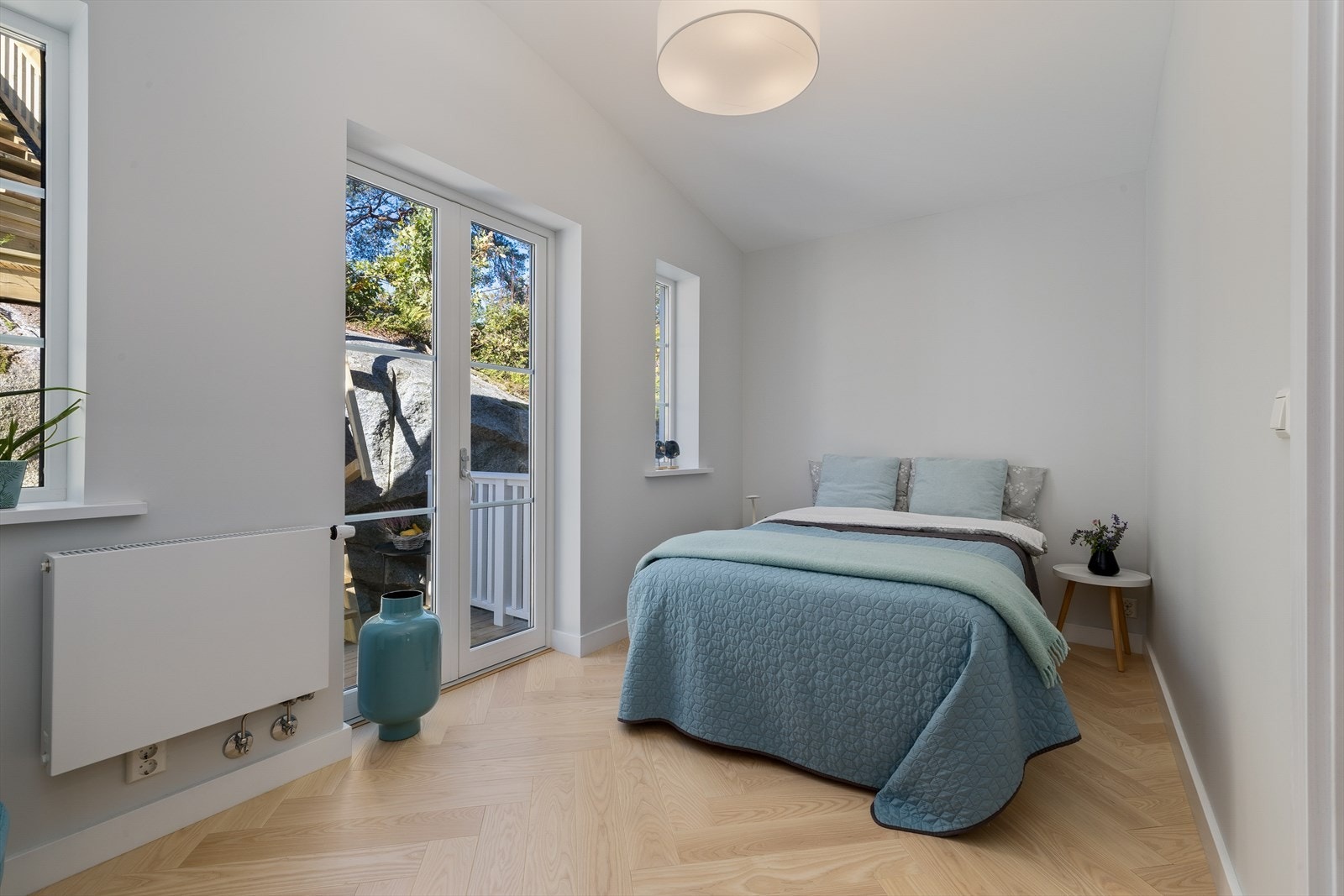 Med sitt stilrene interiør, rene linjer og gjennomførte detaljer, skaper boligen et harmonisk og innbydende inntrykk. Galleribilde