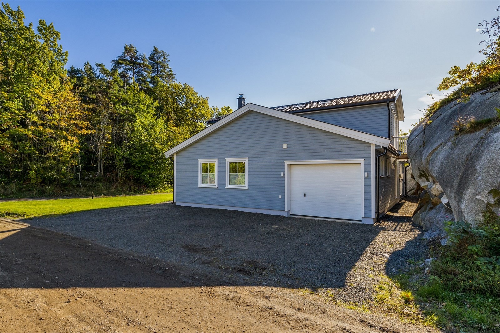 Eiendommen byr på en romslig garasje, gode parkeringsmuligheter og flotte uteområder. Galleribilde