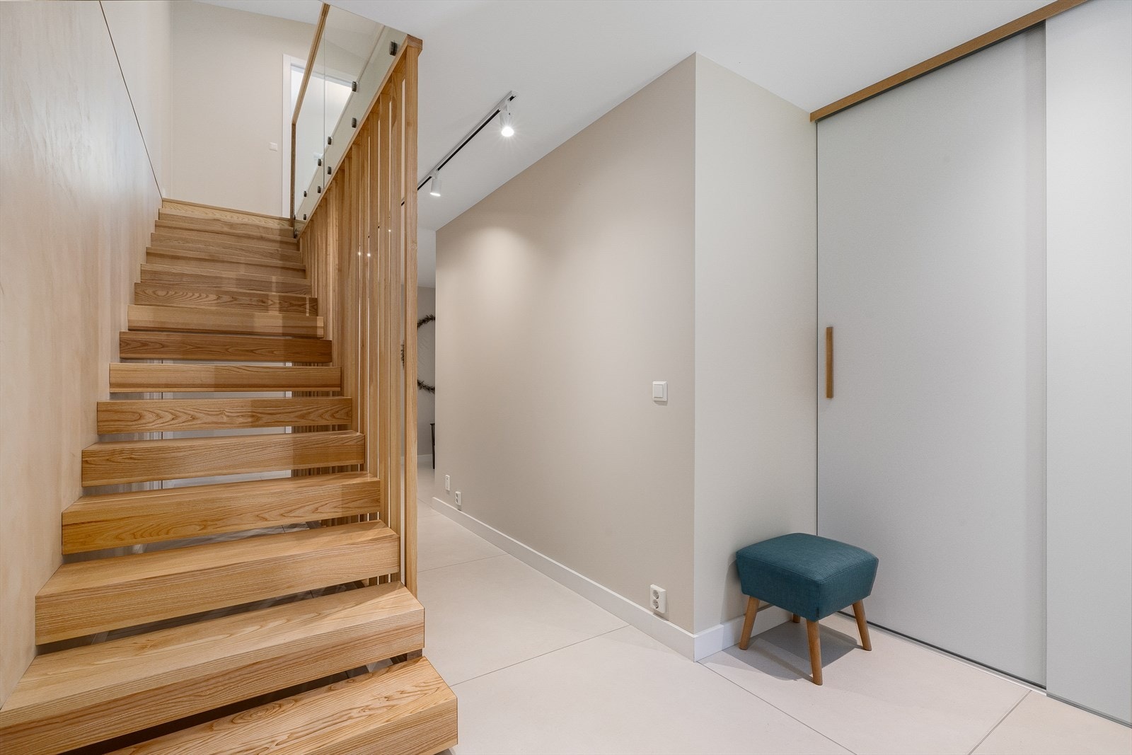 De lyse fargene og den gode takhøyden skaper en romslig og luftig velkomst til boligen. Galleribilde