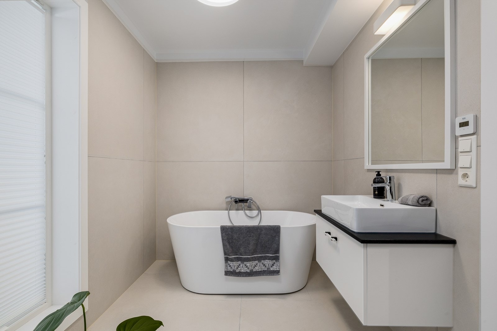 Her finner du et lekkert badekar som inviterer til avslapning. Servant med innredning gir gode oppbevaringsmuligheter, mens toalettet er elegant plassert for en gjennomført og harmonisk romfølelse. Galleribilde