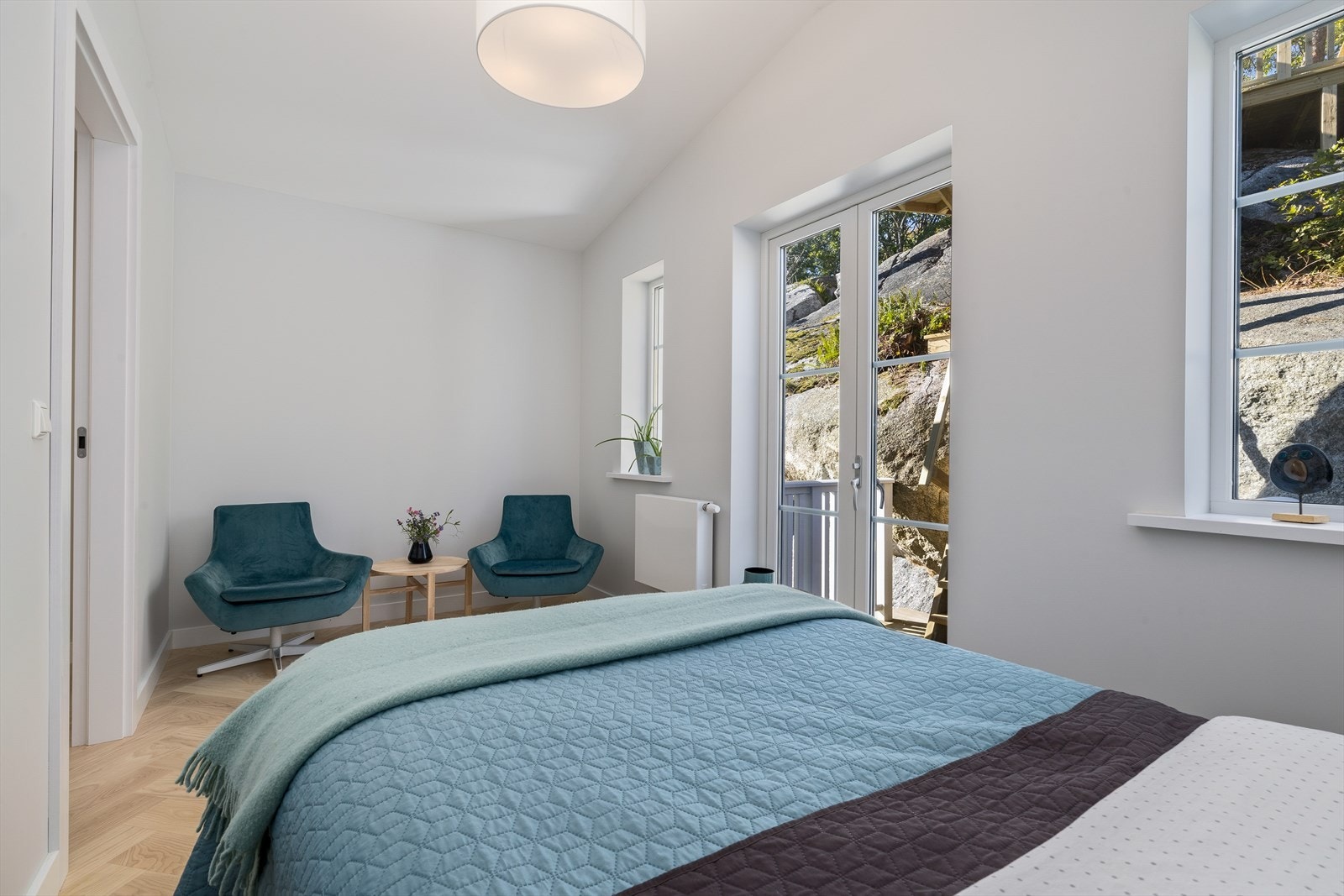 Hovedsoverommet er lekkert innredet med delikate farger og gode lysforhold. Herfra er det direkte utgang til en flott uteplass, perfekt for å nyte morgenkaffen eller rolige kvelder i frisk luft Galleribilde