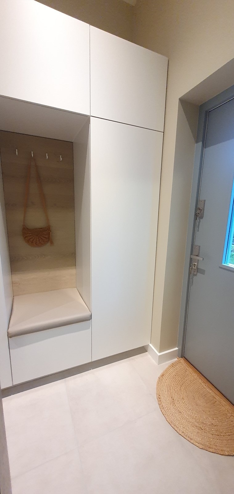 HYBEL: Entréen ønsker deg velkommen med et stilrent og praktisk uttrykk. Galleribilde