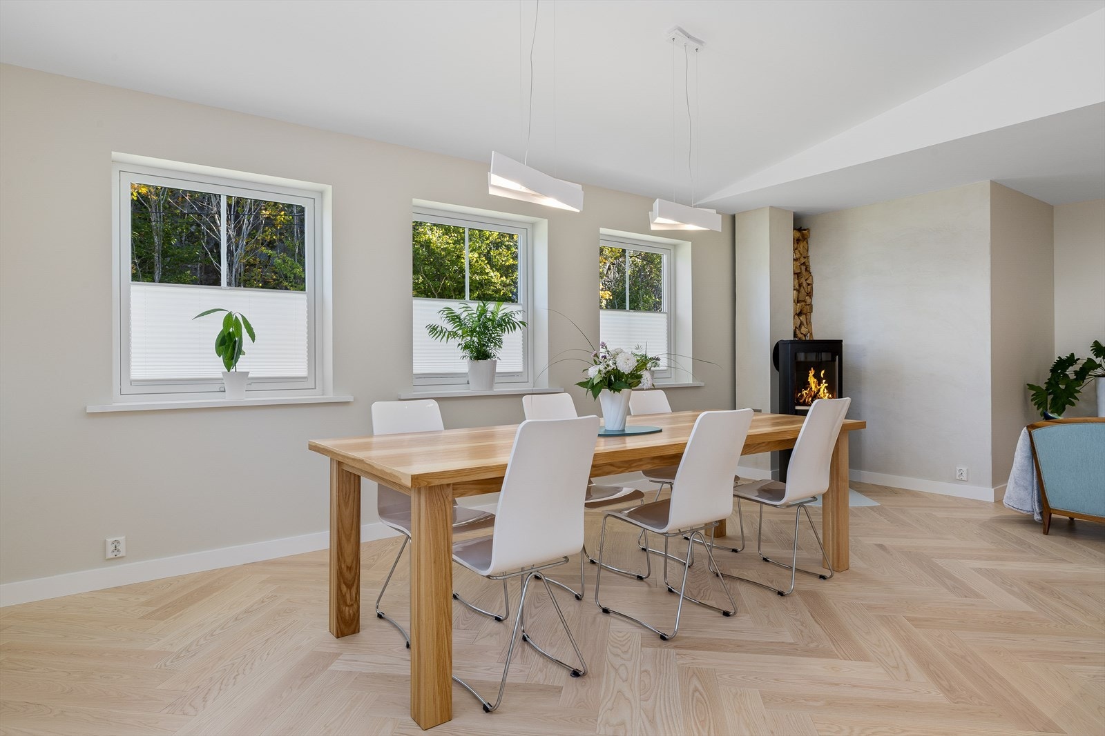 De store vindusflatene slipper inn rikelig med naturlig lys og fremhever den moderne og stilrene utformingen. Galleribilde