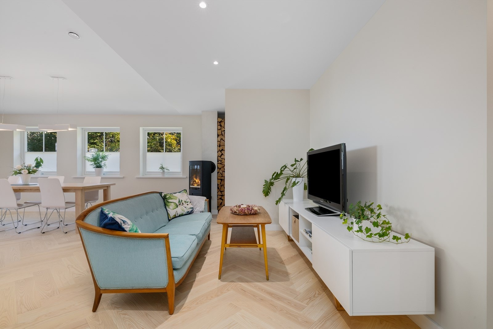 Her er det god plass til både sofagruppe og spisebord, noe som gjør stuen til et perfekt samlingspunkt for både hverdag og selskap. Galleribilde