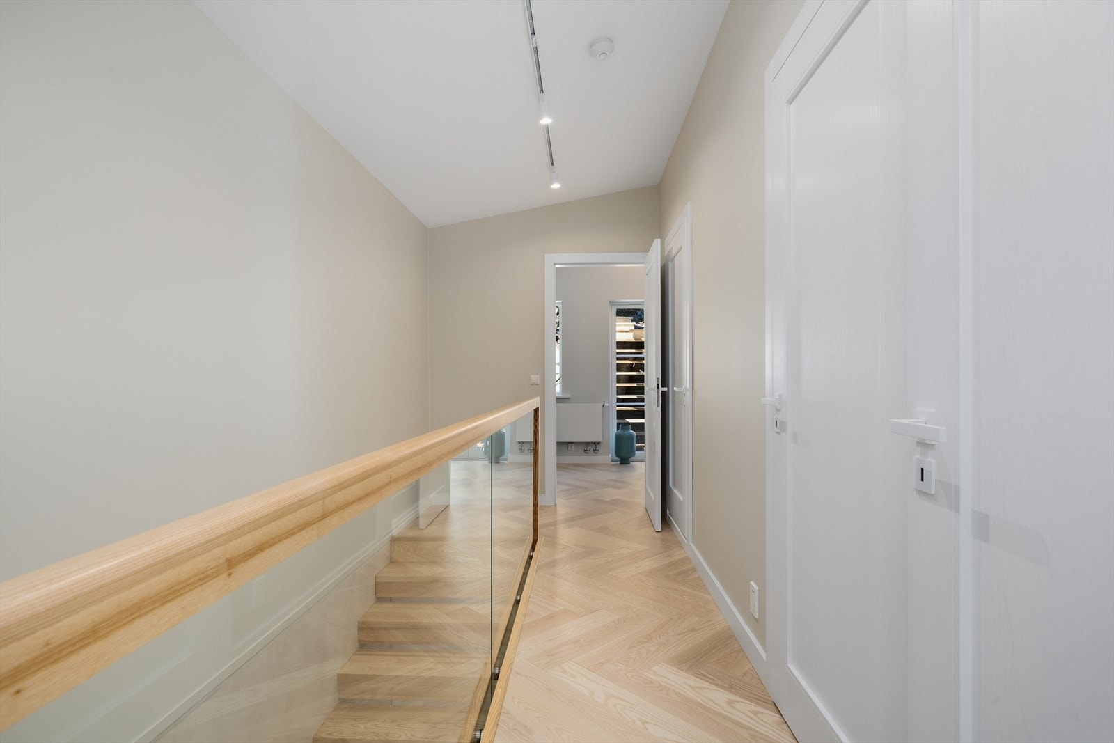 De moderne overflatene og gjennomtenkte detaljene skaper en elegant og tidløs atmosfære. Galleribilde