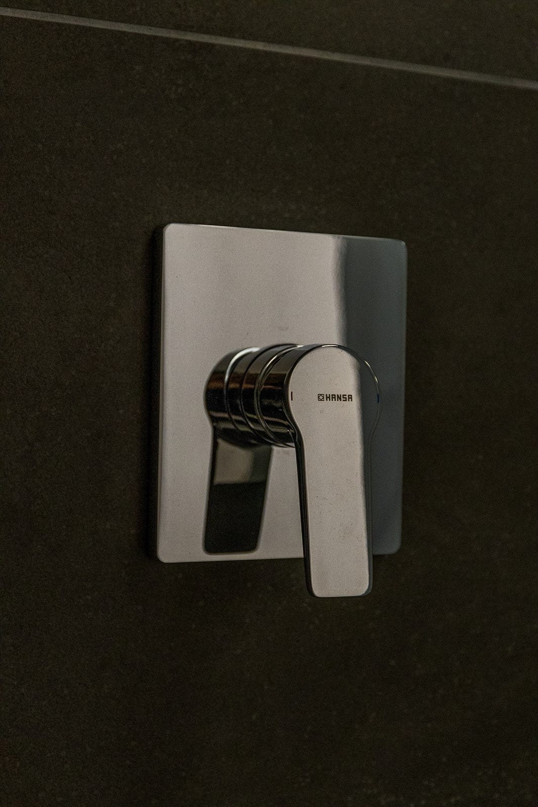 En moderne og delikat baderomsløsning som kombinerer estetikk med praktisk bruk. Galleribilde