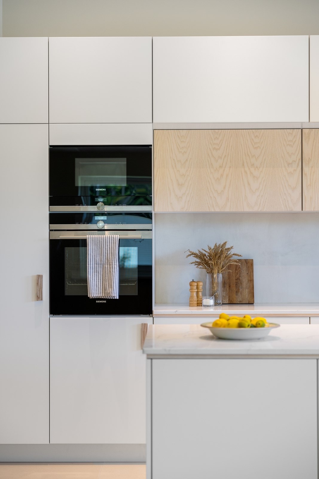 Den stilrene innredningen kombinerer funksjonalitet med estetikk, og gir et moderne uttrykk. Galleribilde