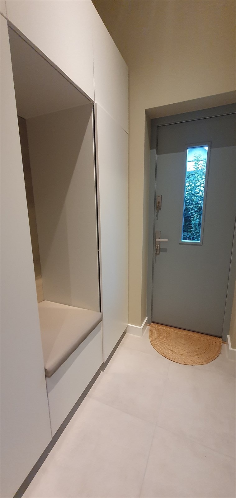 Flislagt gulv gir et eksklusivt preg samtidig som det er enkelt å vedlikeholde. Rommet er utstyrt med en romslig garderobeløsning, som sørger for god oppbevaringsplass til yttertøy og sko. Galleribilde