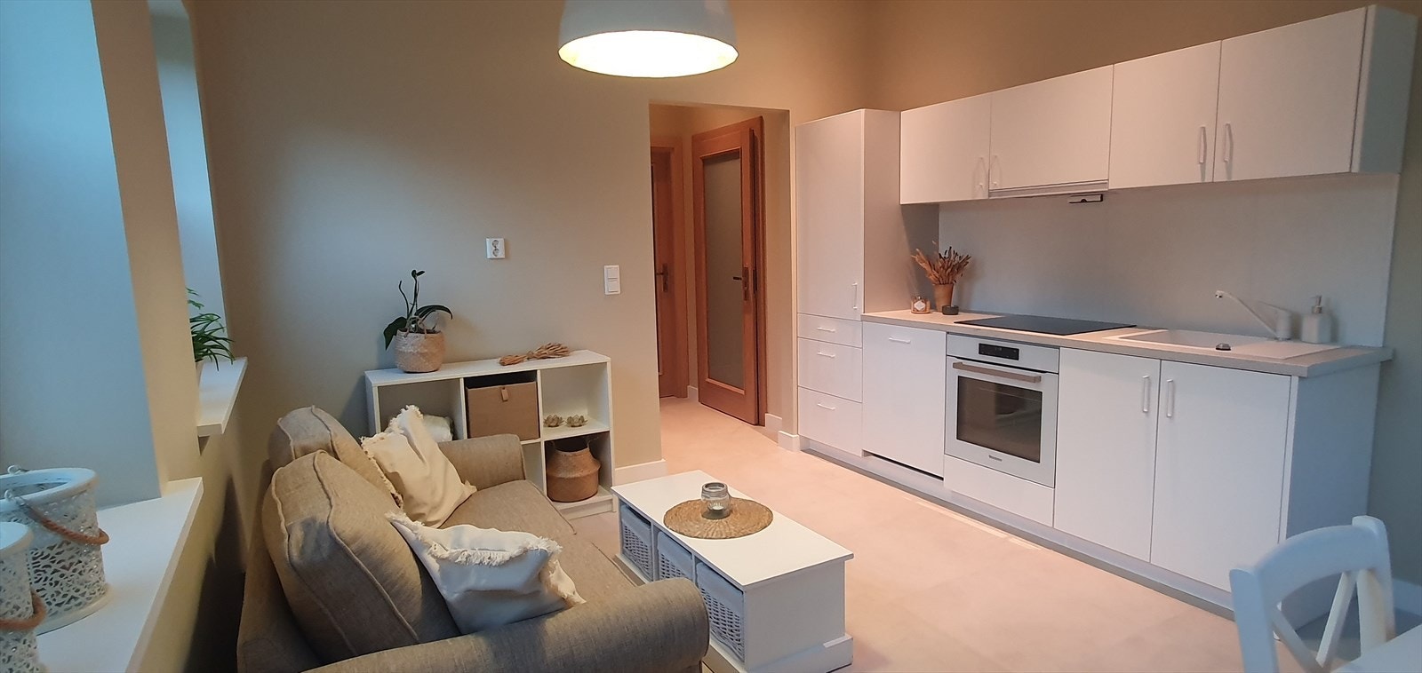 Det lyse og innbydende kjøkkenet har en moderne og funksjonell utforming med åpen løsning mot stuen, som skaper en sosial og romslig atmosfære. Galleribilde