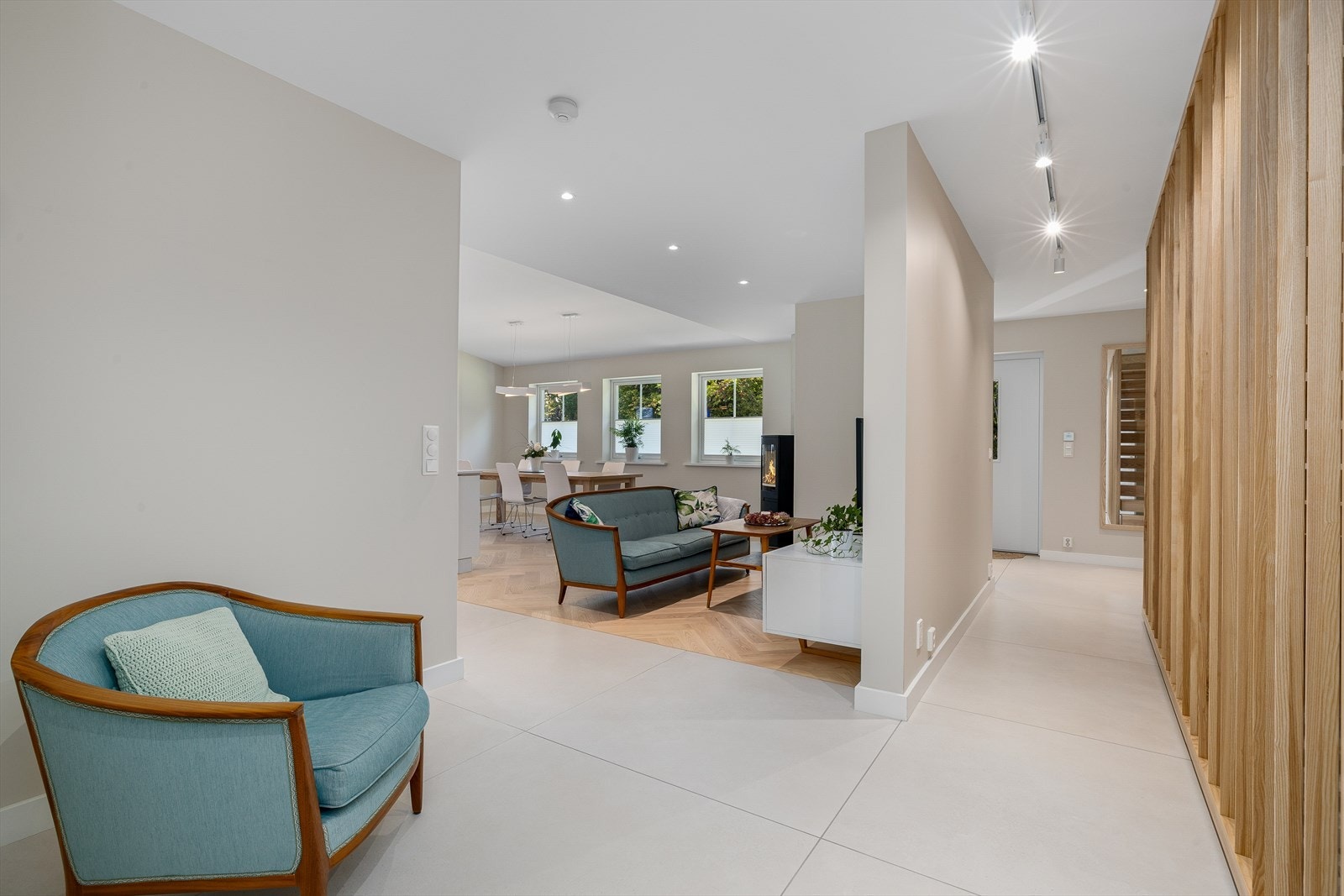 Boligen imponerer med smakfullt interiør, store vindusflater og gjennomtenkte løsninger. Galleribilde