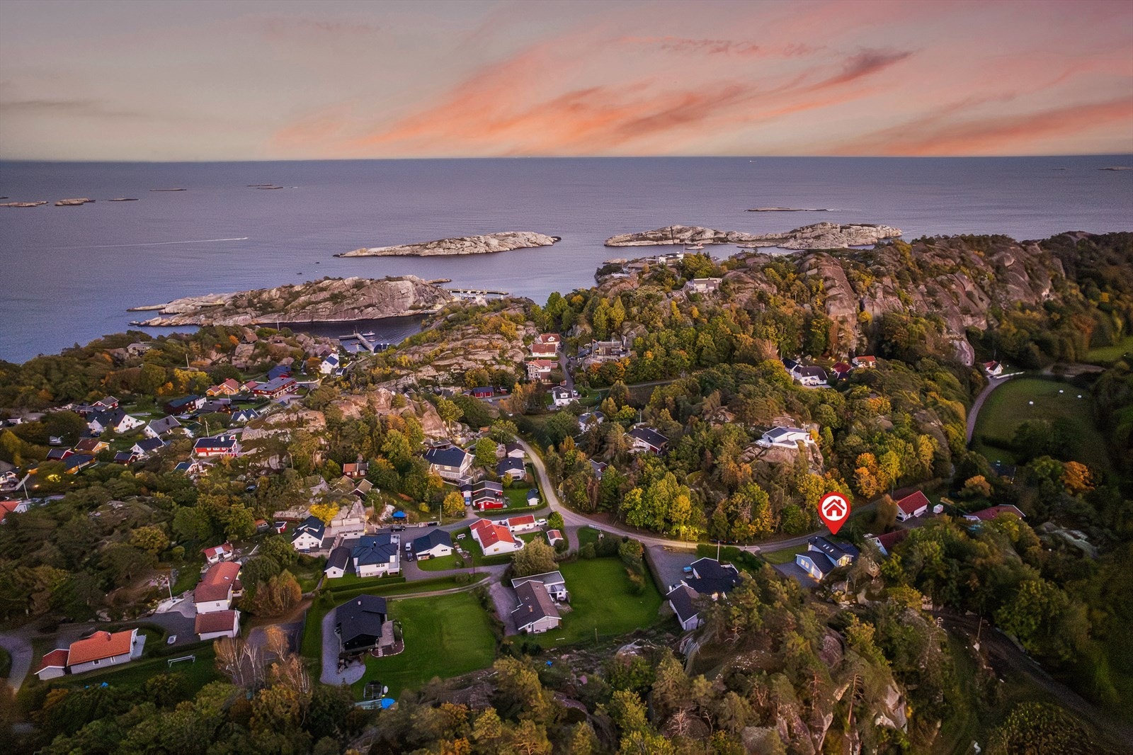 Boligen har en idyllisk og sjønær beliggenhet med kort vei til vakre turområder langs kysten. Galleribilde