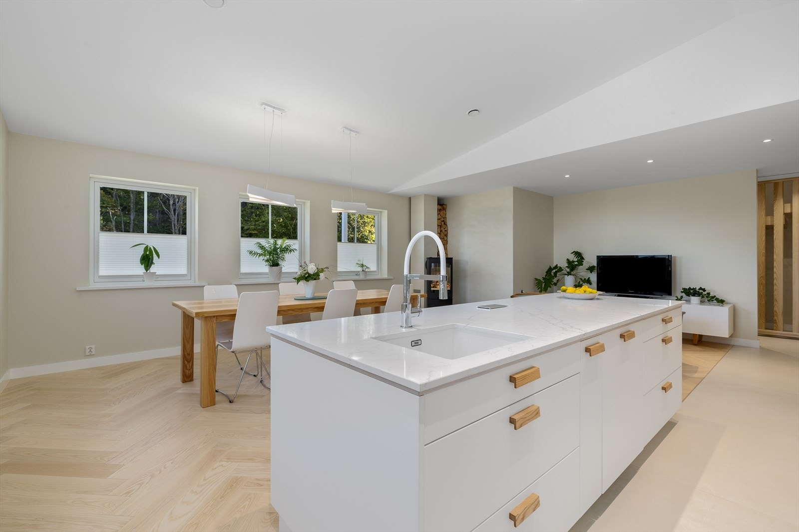 Den smarte planløsningen i boligen gir både en åpen og luftig romfølelse samt tydelige soner for sosialt samvær og privatliv. Galleribilde