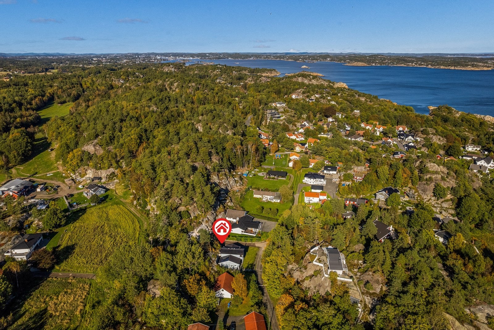 Dette er en sjelden mulighet til å sikre seg en bolig med flott og usjenert beliggenhet nær idylliske Kjerringvik. Galleribilde