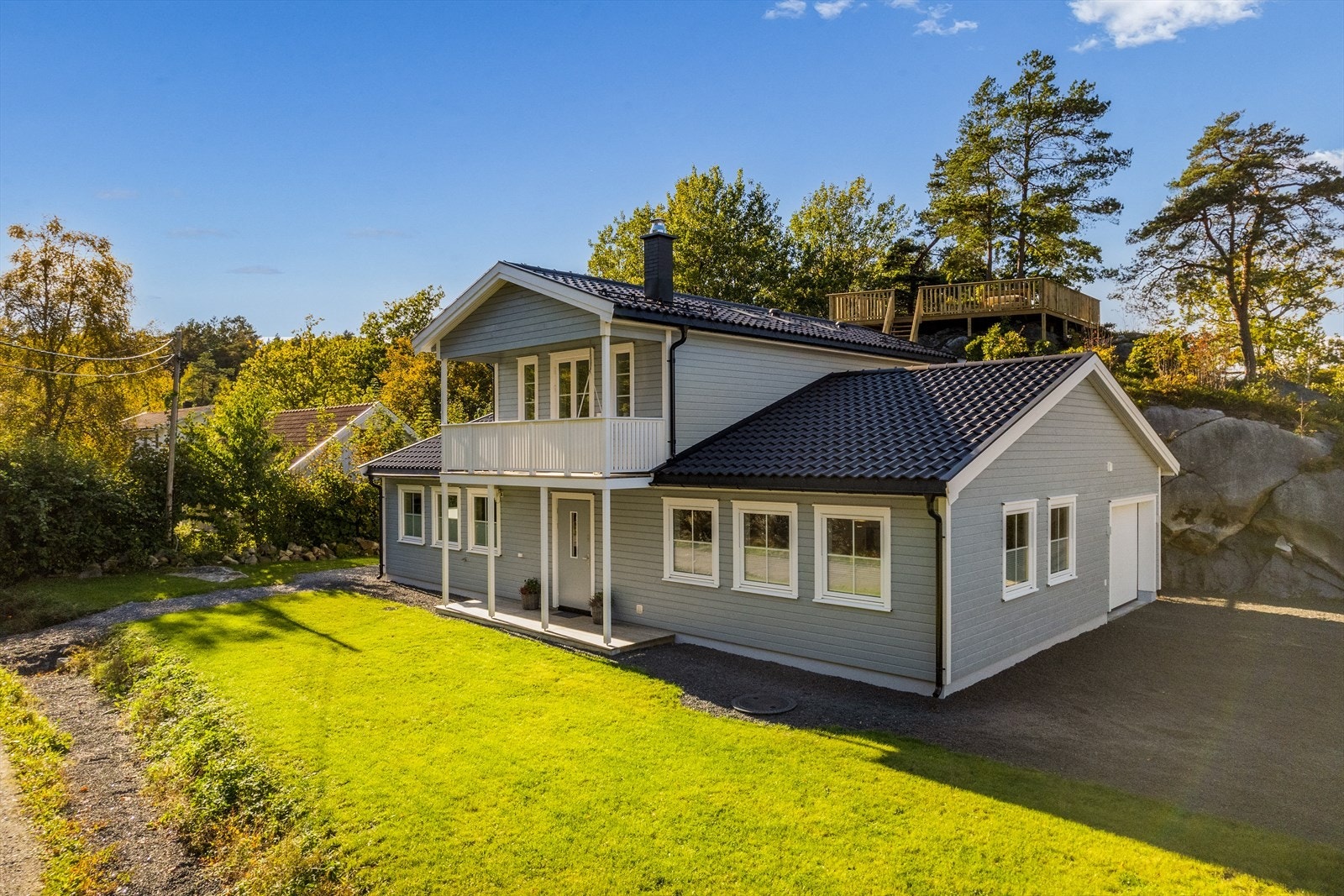 Boligen ligger på en solrik tomt og byr på gode solforhold, flotte uteplasser og romslige oppholdsarealer. Galleribilde