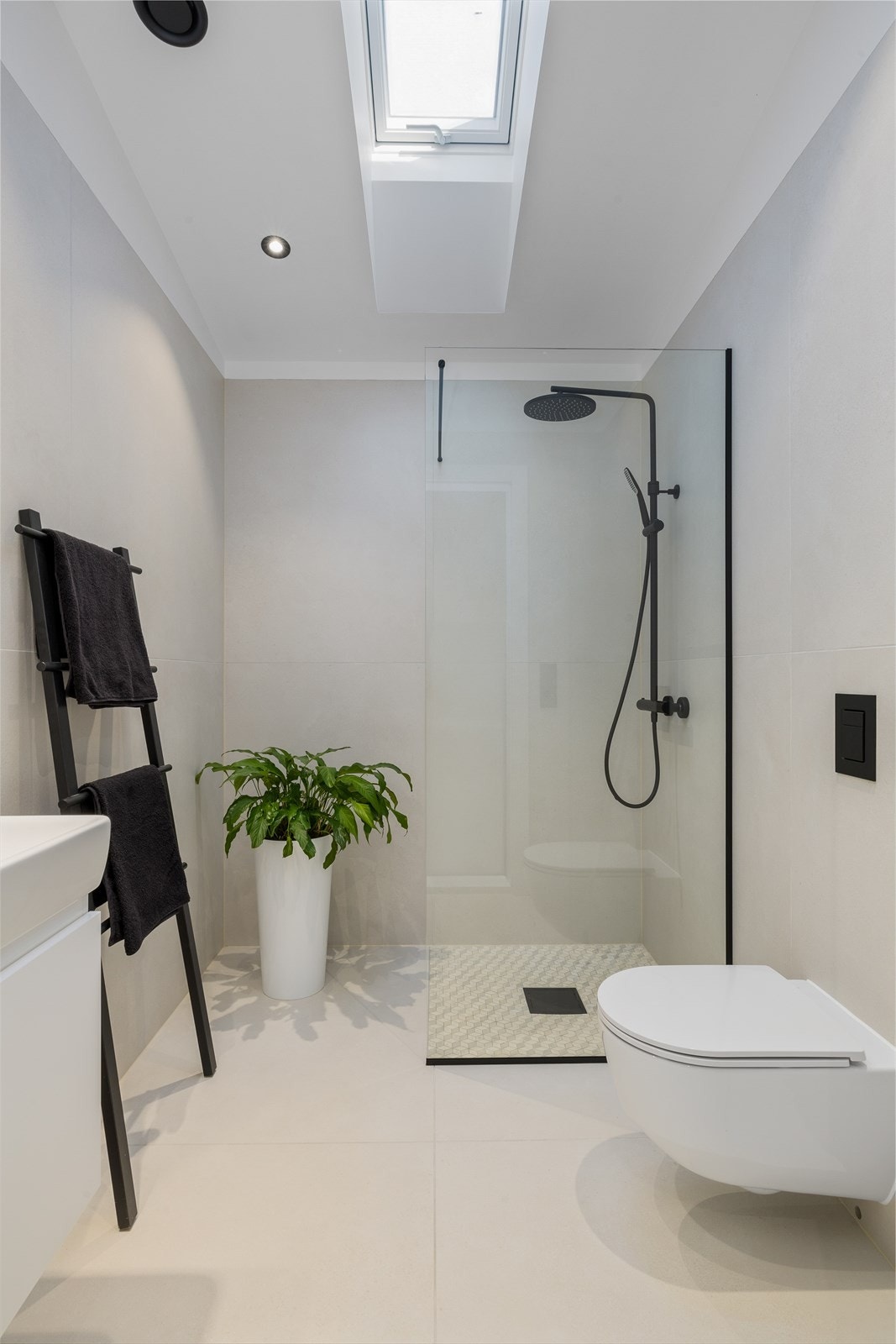 De lekre fargene og de store, moderne flisene skaper et elegant uttrykk, samtidig som de gir en tidløs og eksklusiv følelse. Galleribilde