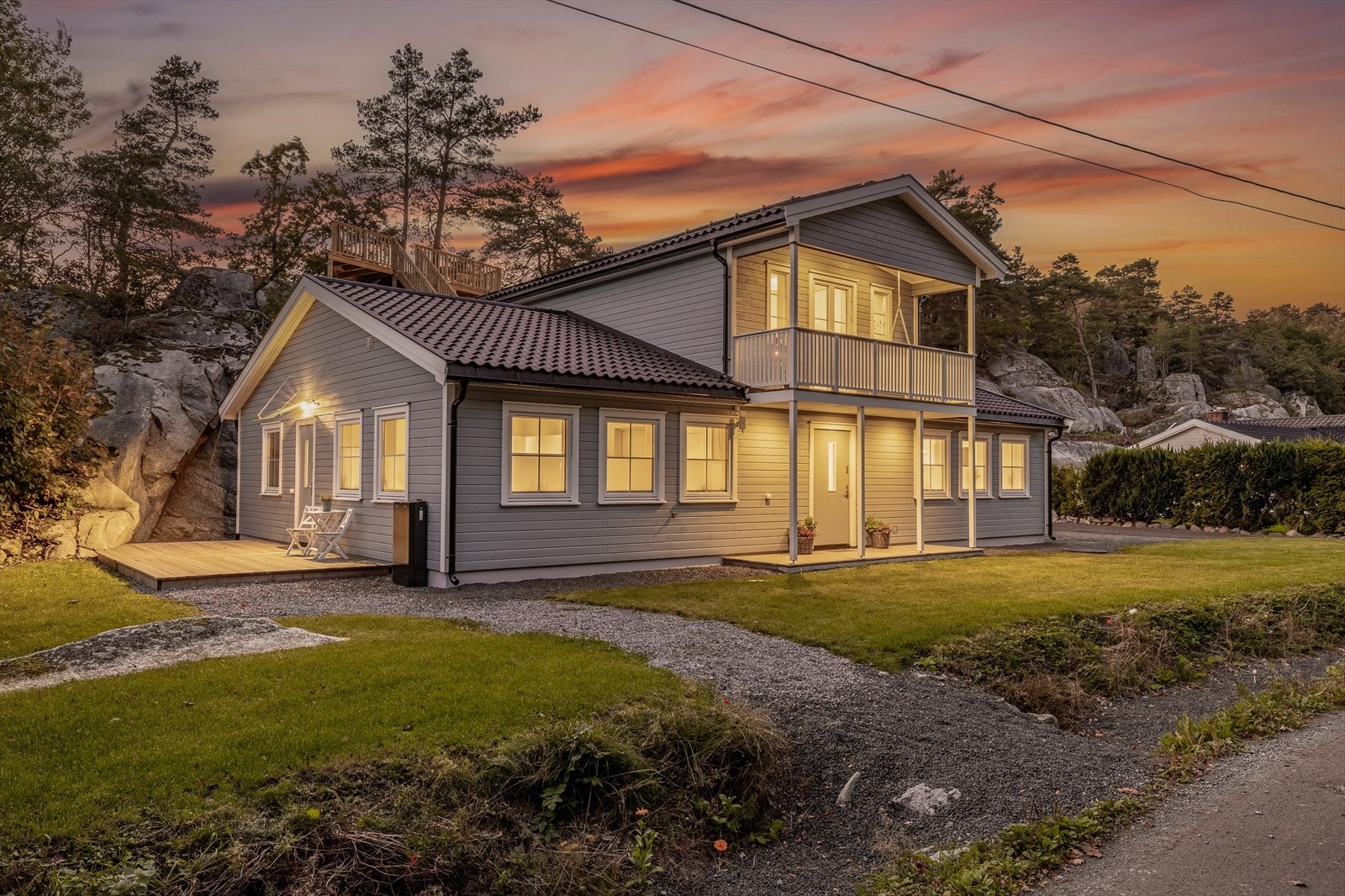 Innholdsrik enebolig over to plan - ideell for familien som ønsker både romslig plass og mulighet for leieinntekter. Galleribilde