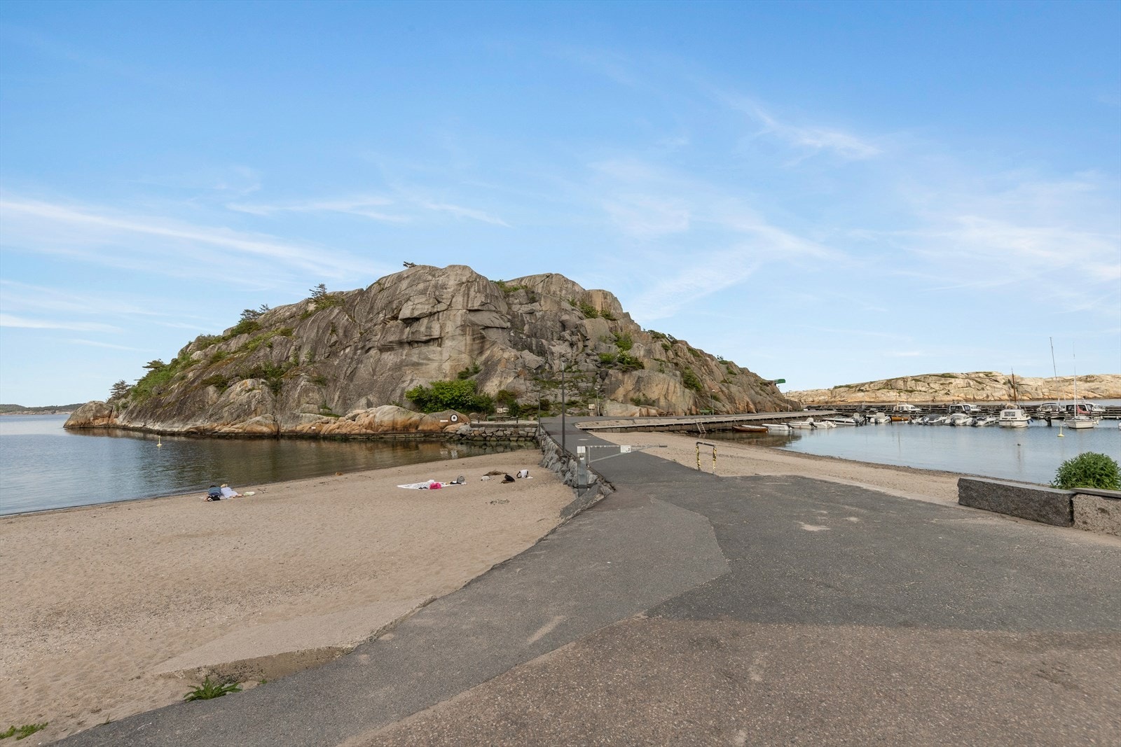 Sandstranden, bryggen, barn som fisker krabber og badende mennesker møter deg når du kommer til havnen. Galleribilde