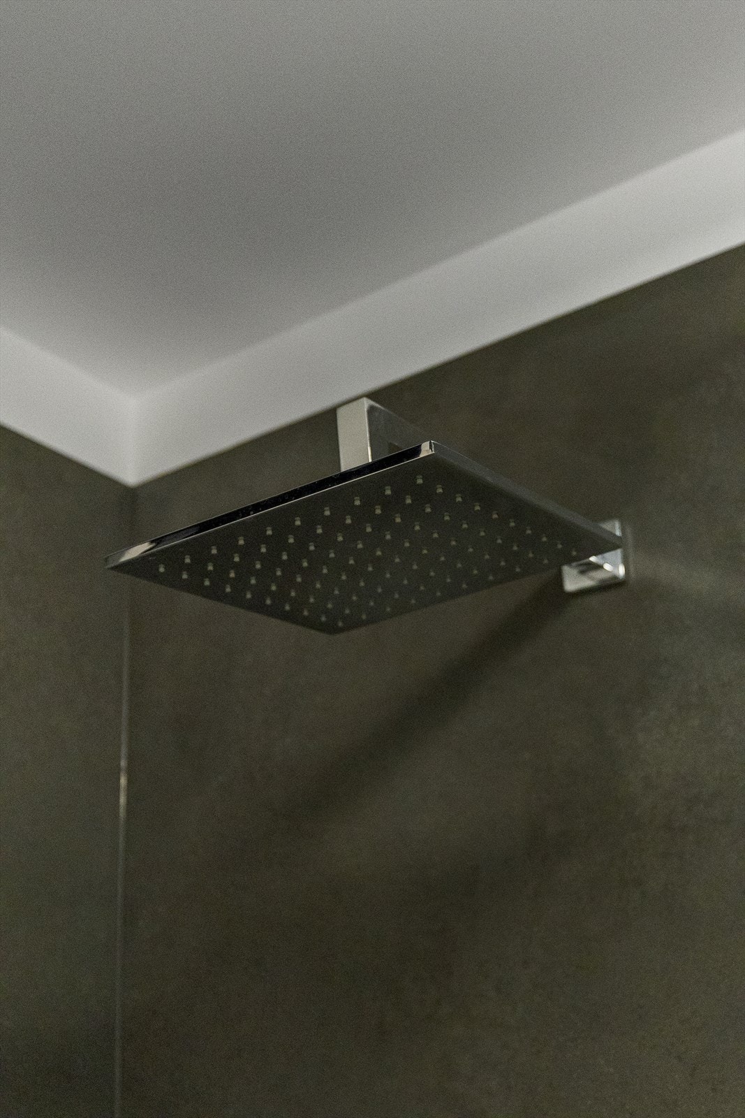 Baderommet er innredet med en lekker dusjløsning som kombinerer funksjonalitet og moderne design. Dette er et baderom som innbyr til både velvære og komfort. Galleribilde