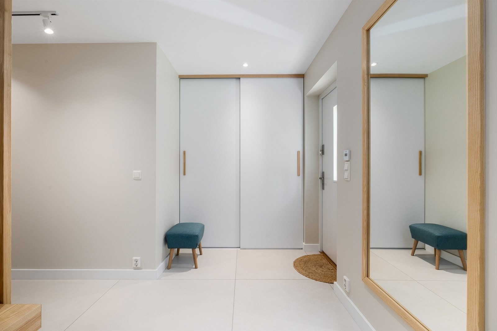 Lys og innbydende entré med praktisk skyvedørsgarderobe som gir rikelig med oppbevaringsplass. Galleribilde