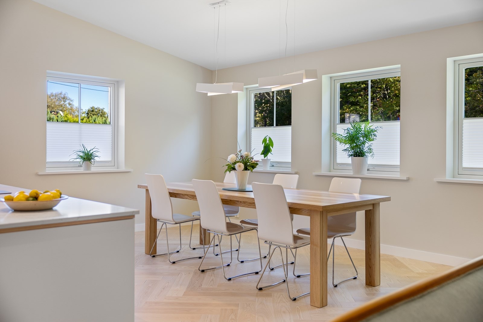 Hyggelig og innbydende spiseplass mellom stuen og kjøkkenet, perfekt for både hverdagsmåltider og sosiale sammenkomster. Galleribilde