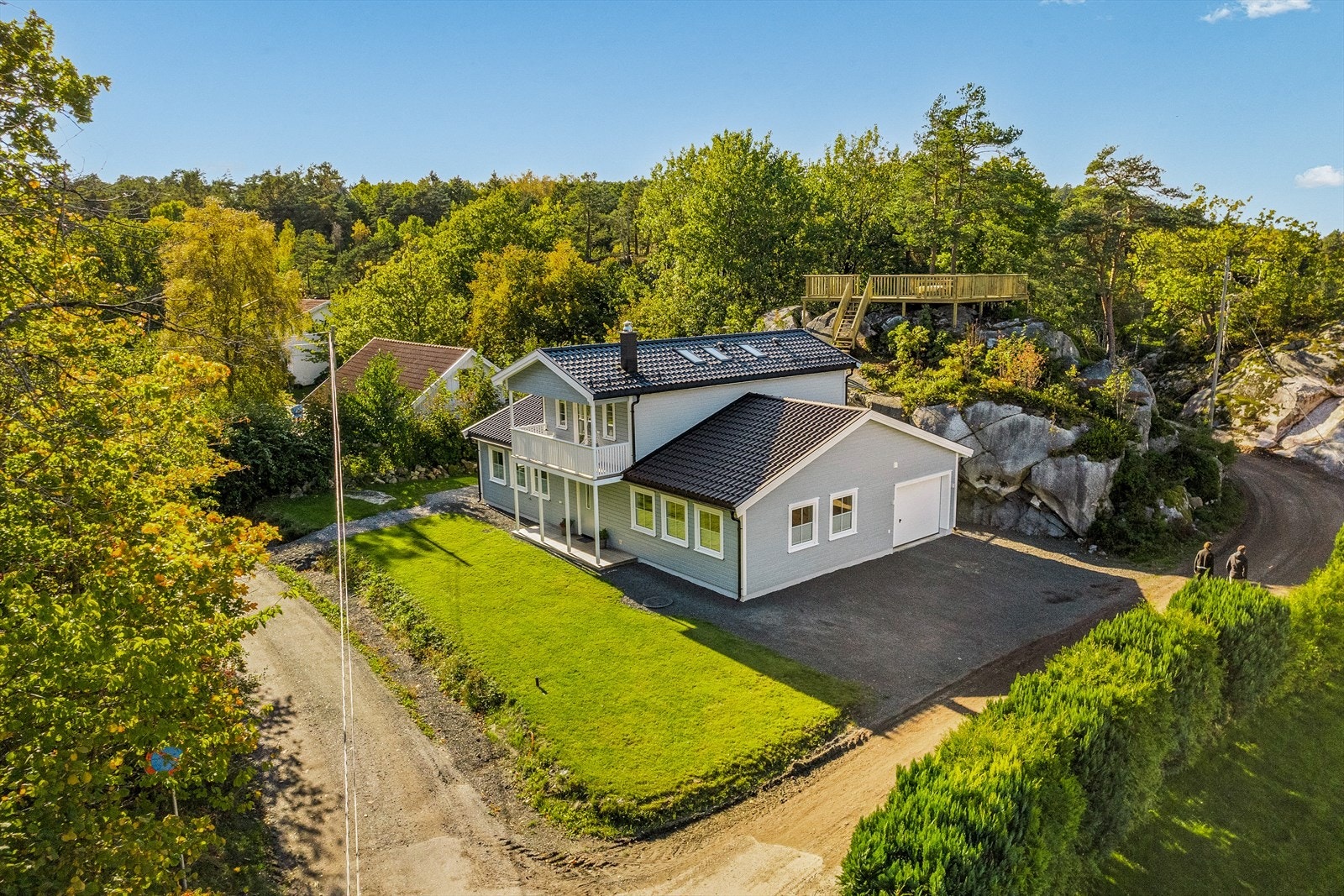 Her får du en moderne bolig med smakfulle materialvalg og store vindusflater som gir rikelig med naturlig lys. Galleribilde