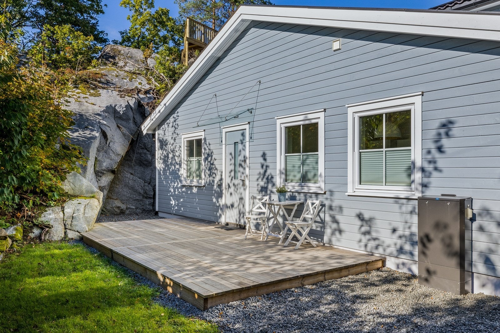 Den innredede hybelen med egen inngang gir fleksibilitet, enten som en ekstra inntektskilde eller som en praktisk gjeste- eller generasjonsbolig. Galleribilde