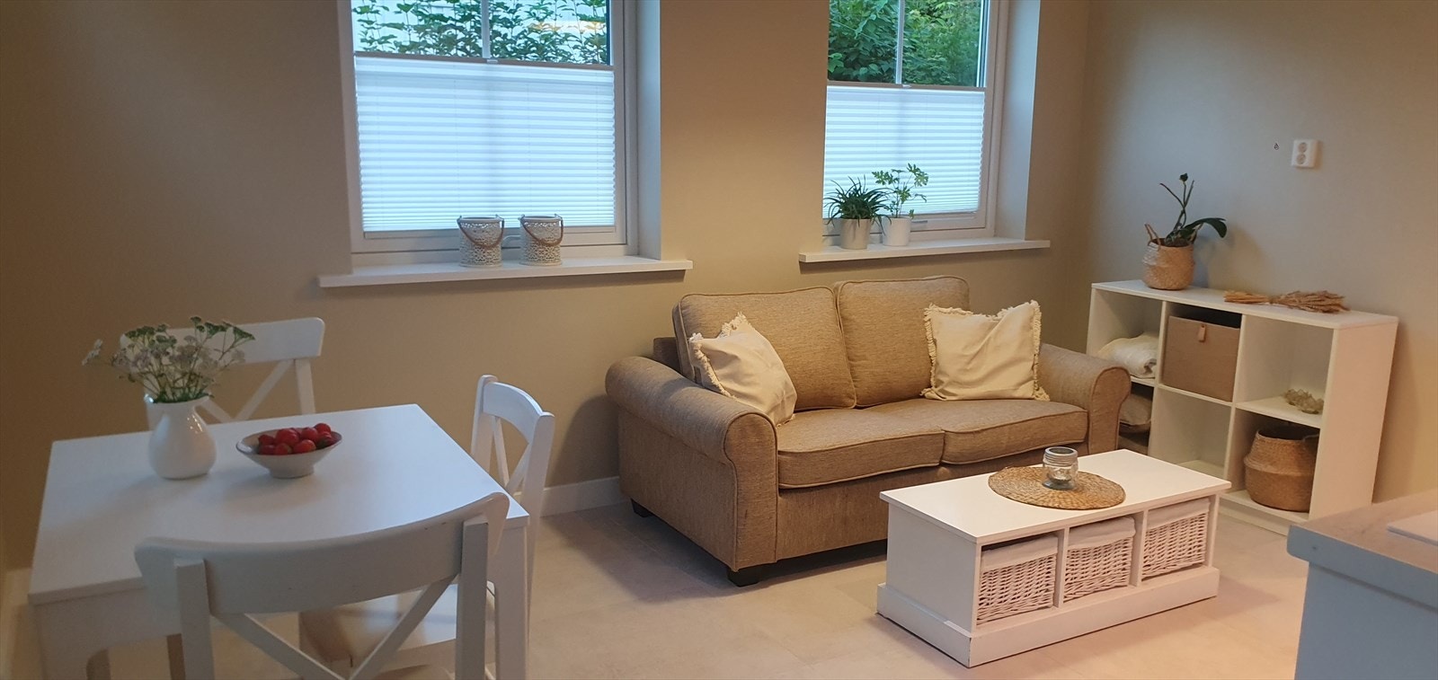 Rommet har god plass til både sofagruppe og spisebord, og den stilrene innredningen gir et moderne og innbydende uttrykk. Galleribilde